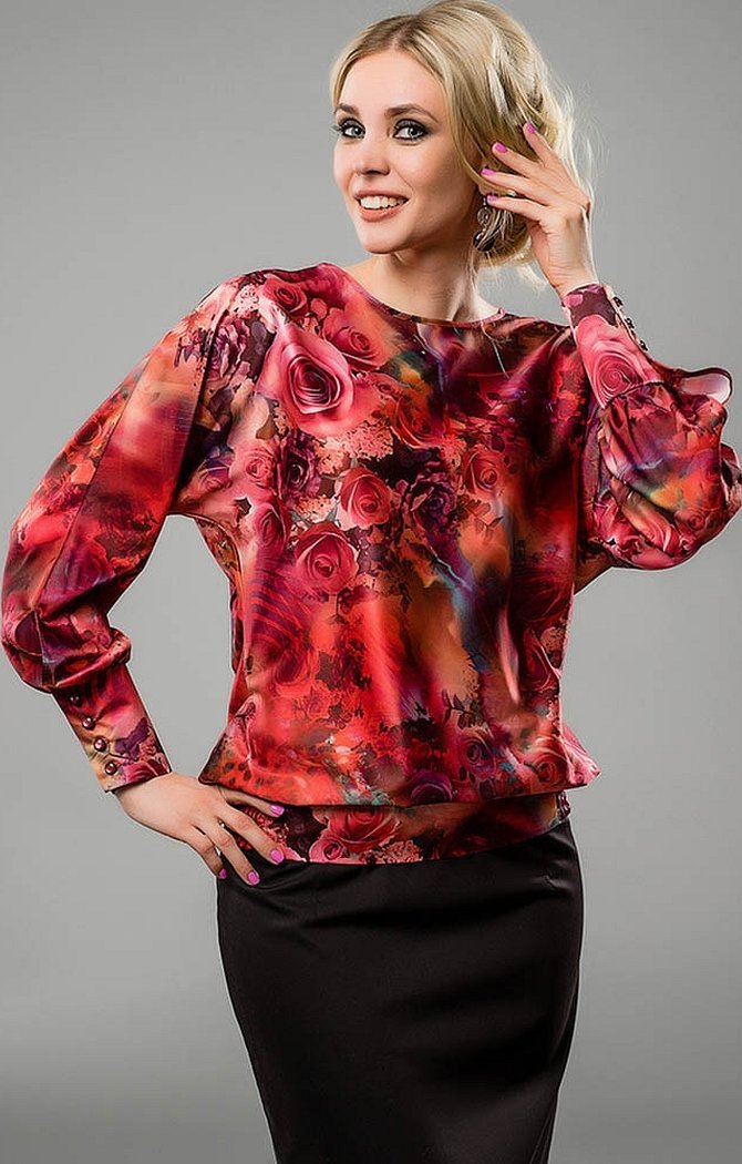 На пошив блузки расходуют 3 м шелка. Блузка с цельнокроеным рукавом. Женщина в блузке. Красивые блузки. Блуза с цельнокроеным рукавом.