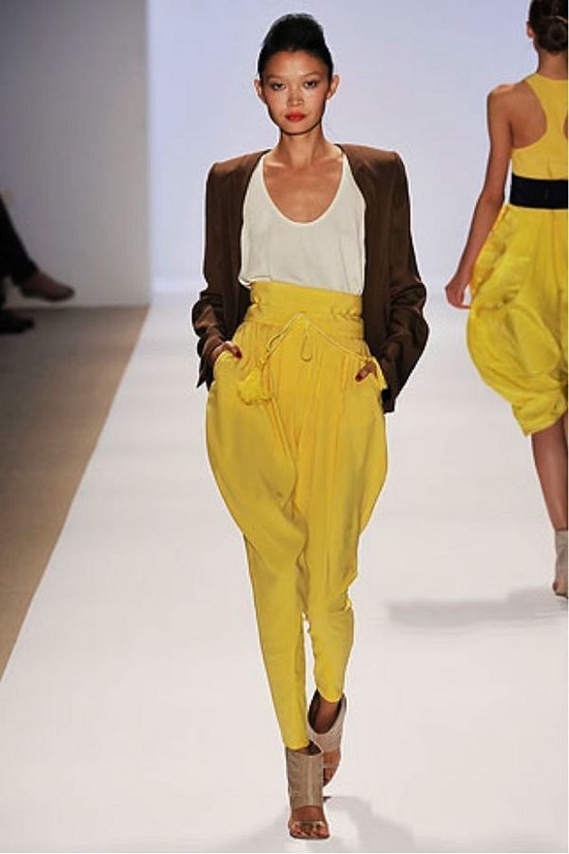 Жёлтые штаны женские модные тенденции
