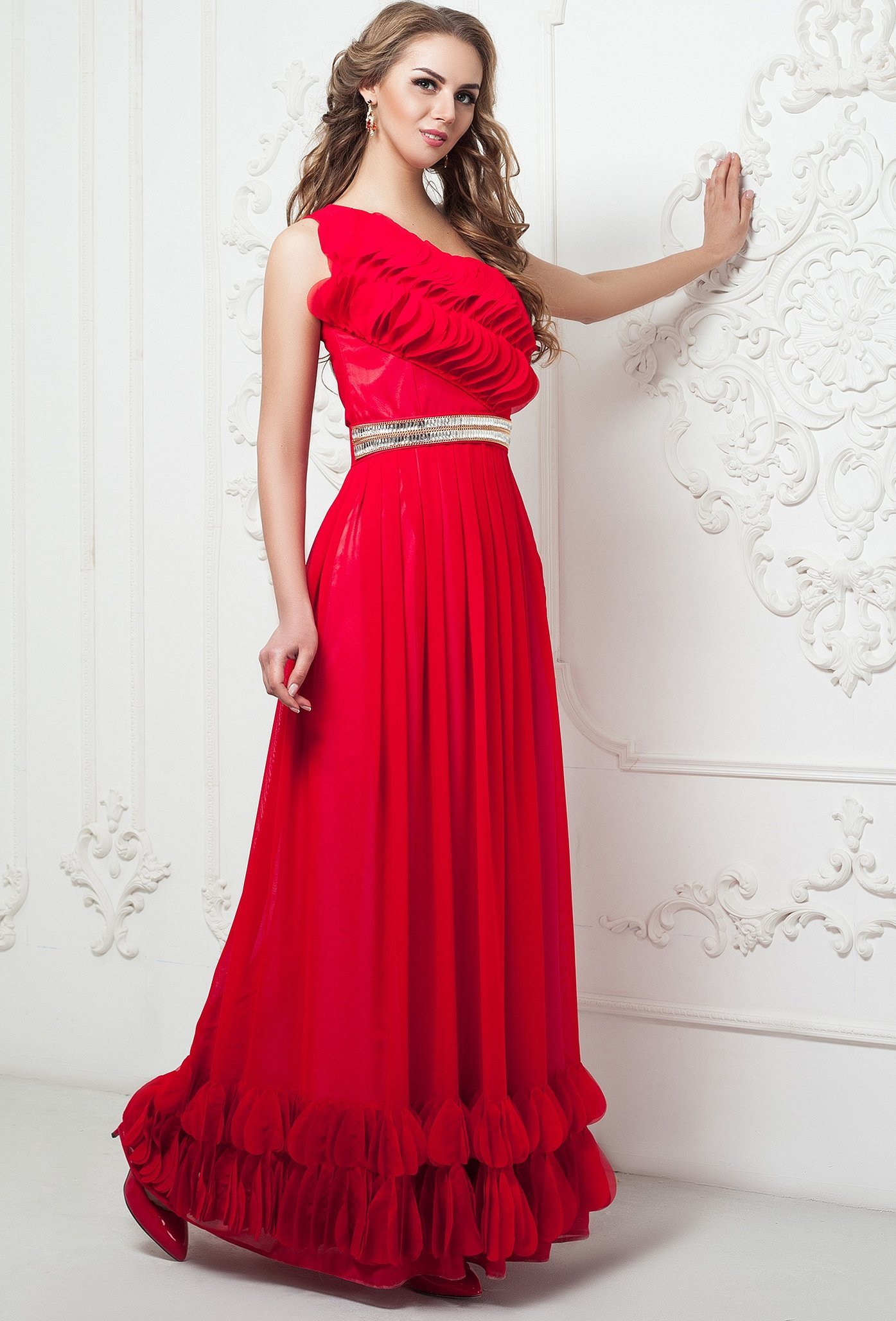 Красивое длинное красное платье