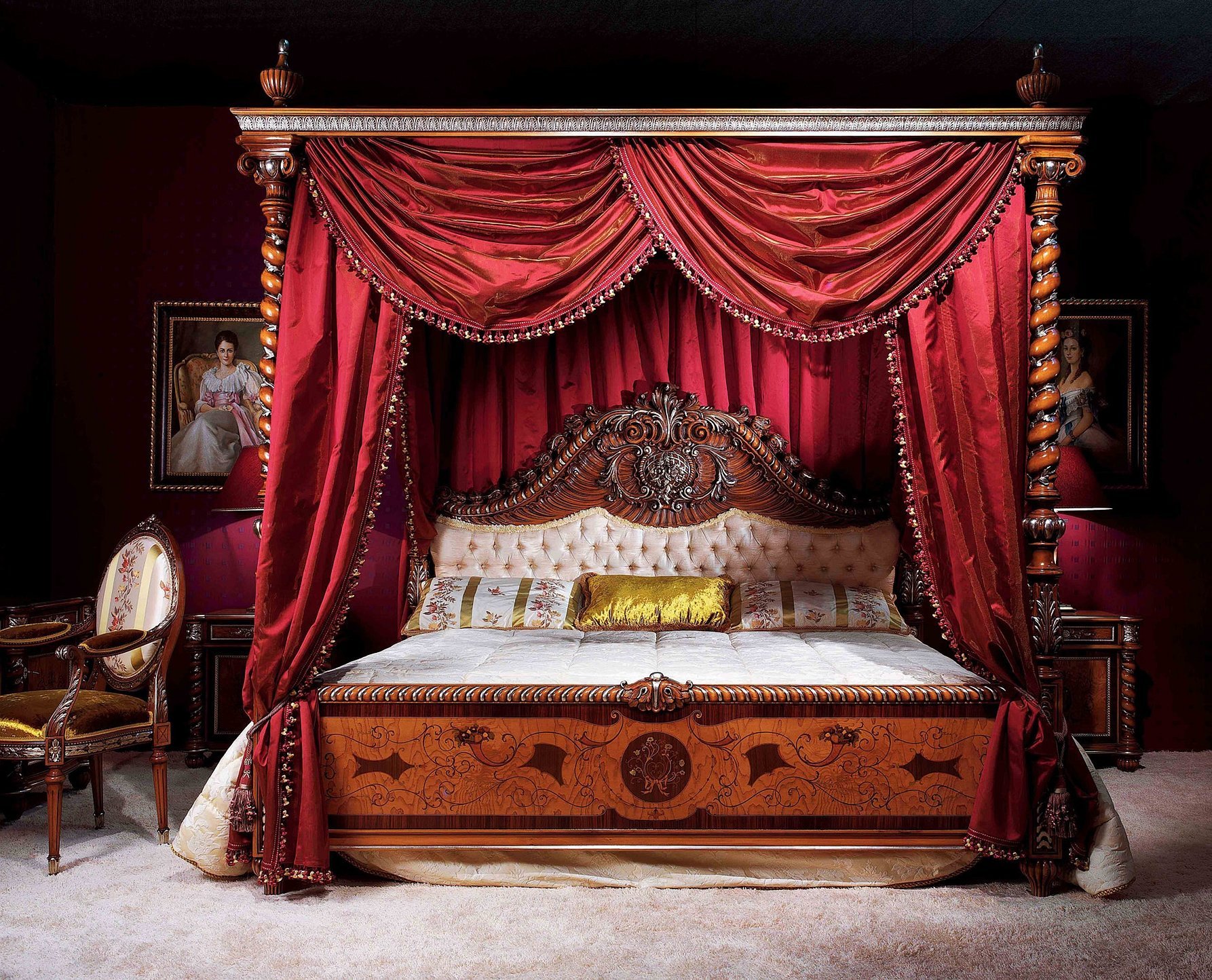 Королевская кровать с балдахином готика