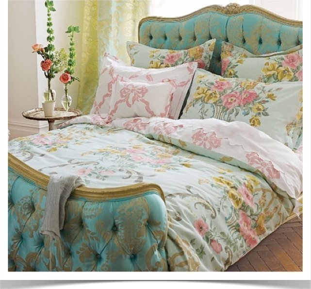 Бирюзовое постельное бельё на кровати в стиле прованс