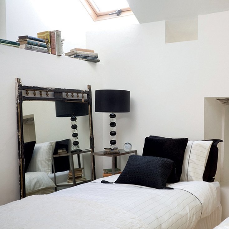 Бело-черная спальня в скандинавском стиле