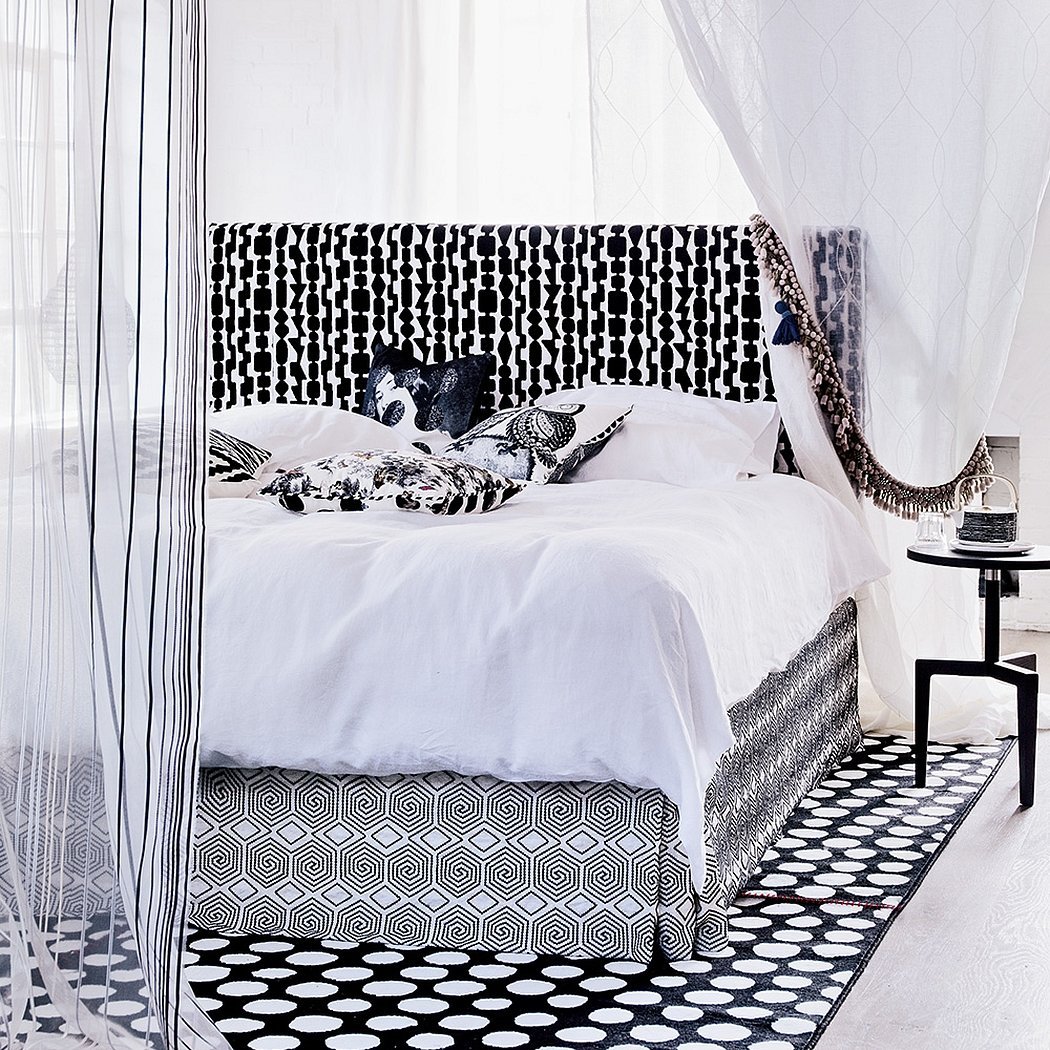 Кровать с балдахином в черно-белой спальне
