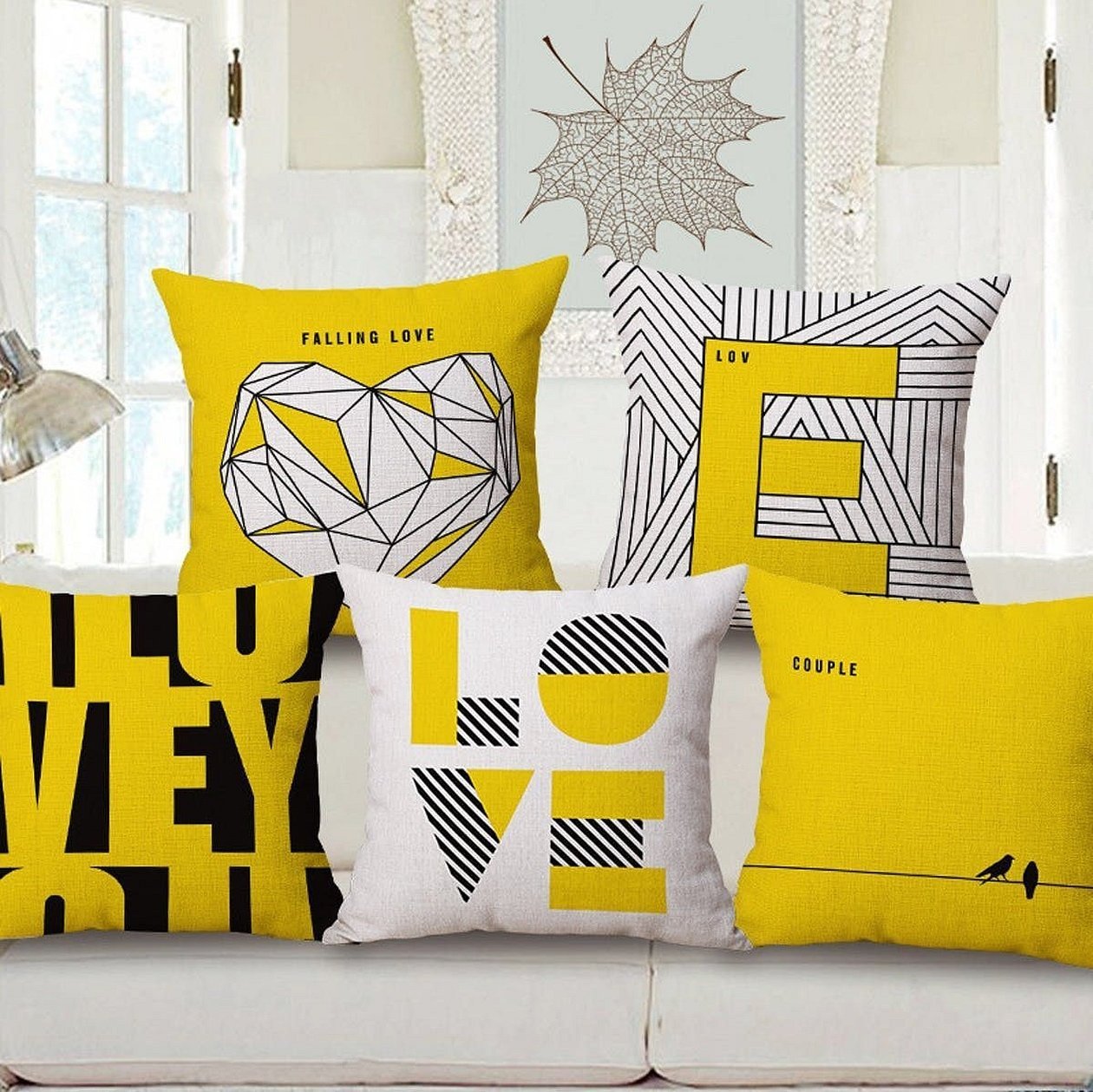 Декоративные подушки с желтым рисунком