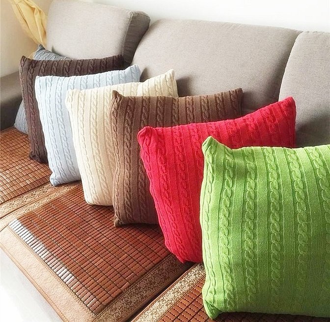 Разноцветные декоративные подушки на диван