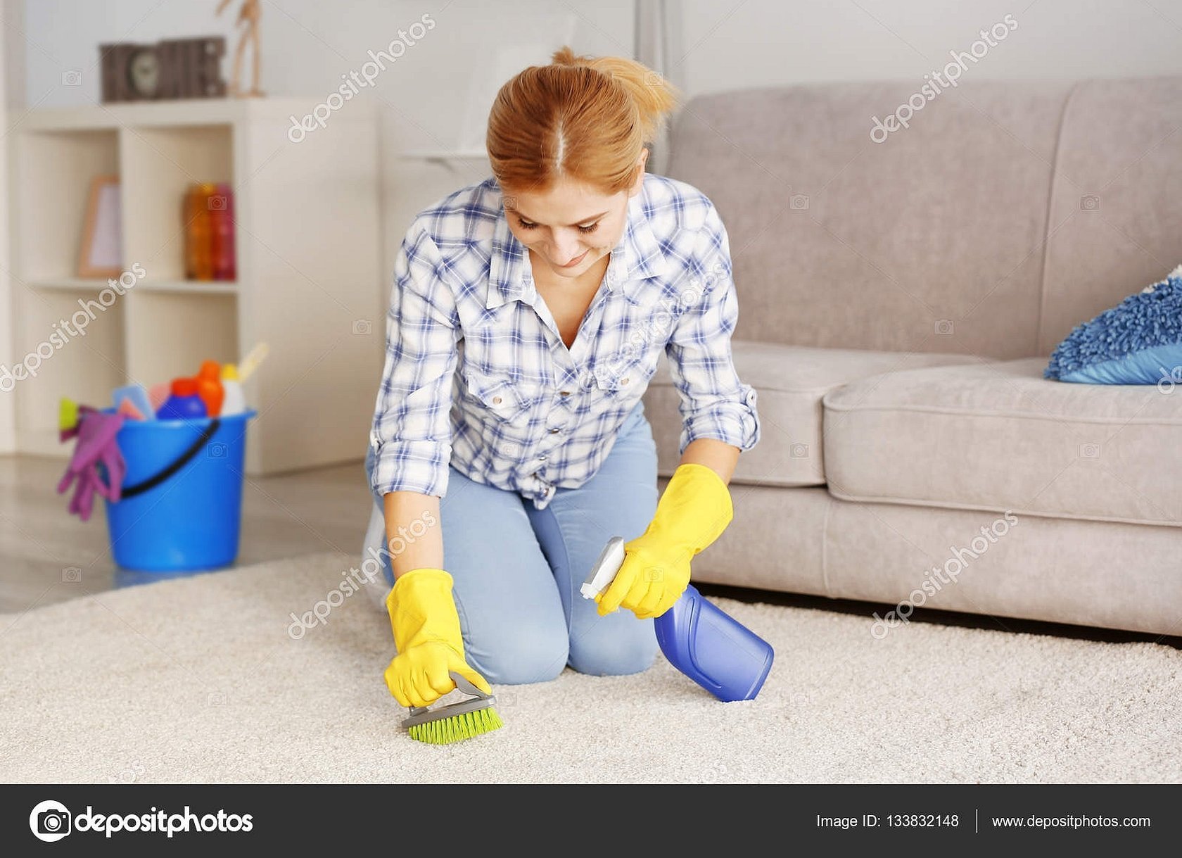 Девушка уборка дома