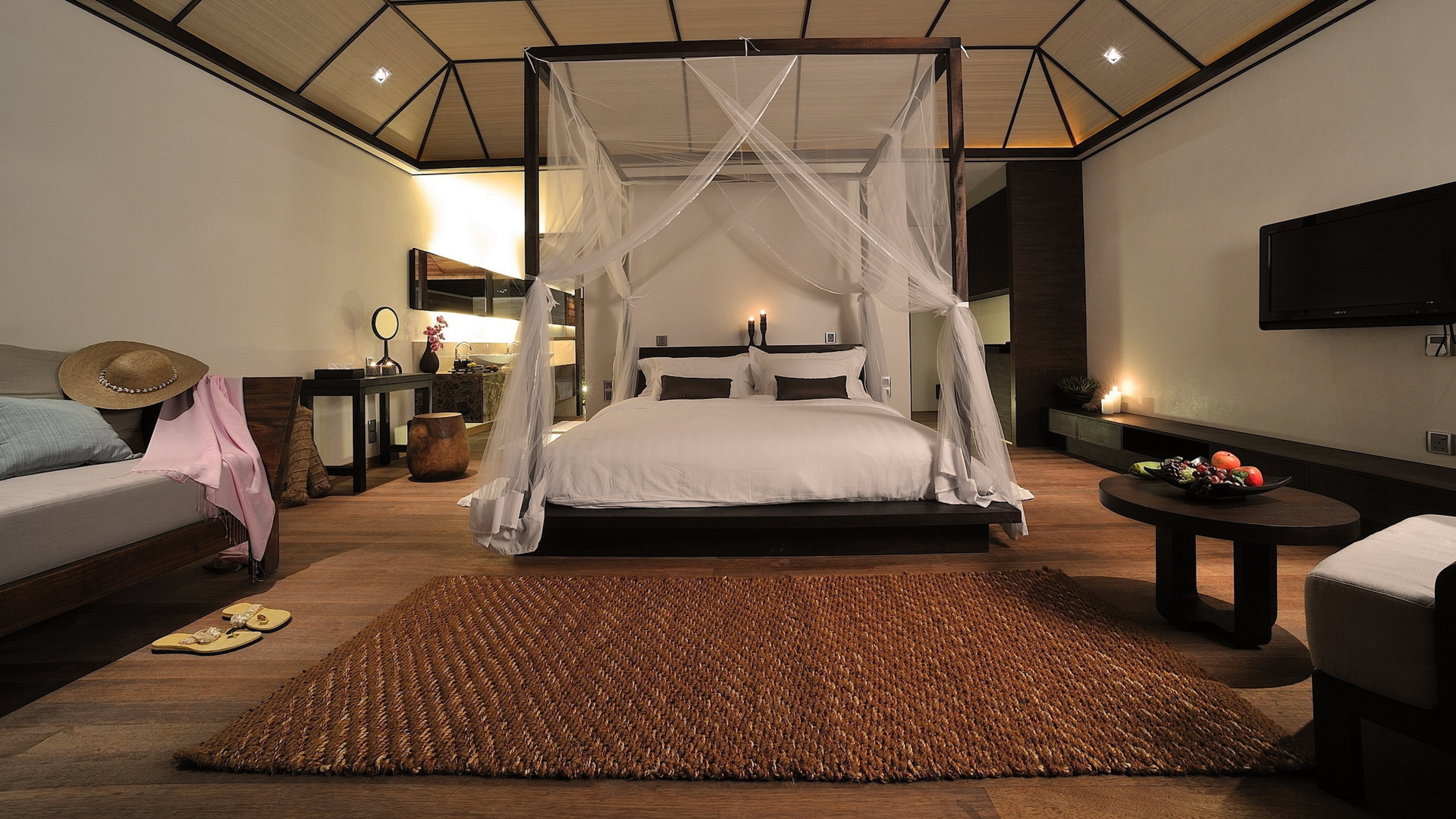 Комната удовлетворения. Красивая спальня. Огромная кровать. Шикарная кровать. Красивая комната.