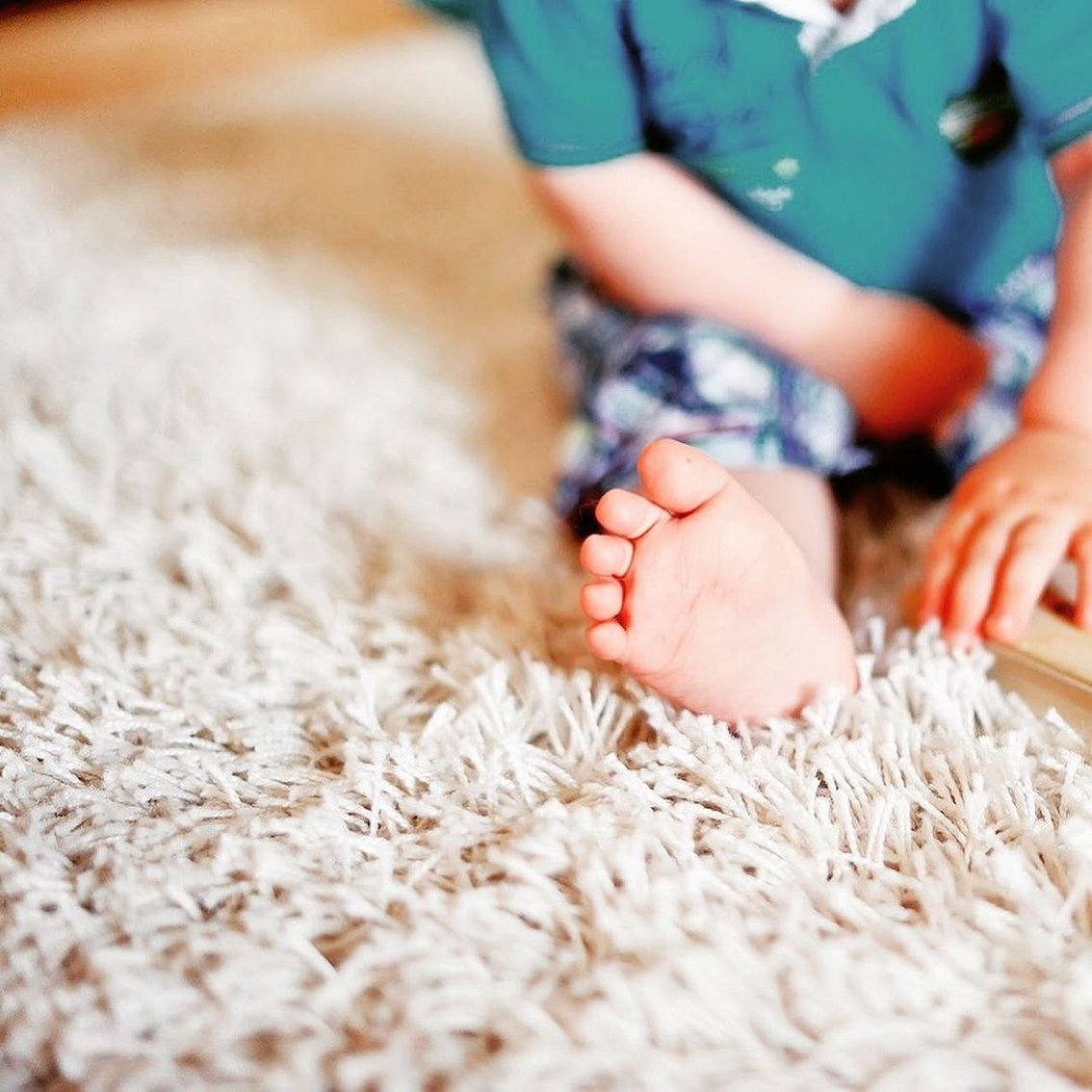 Детские ноги на ковре