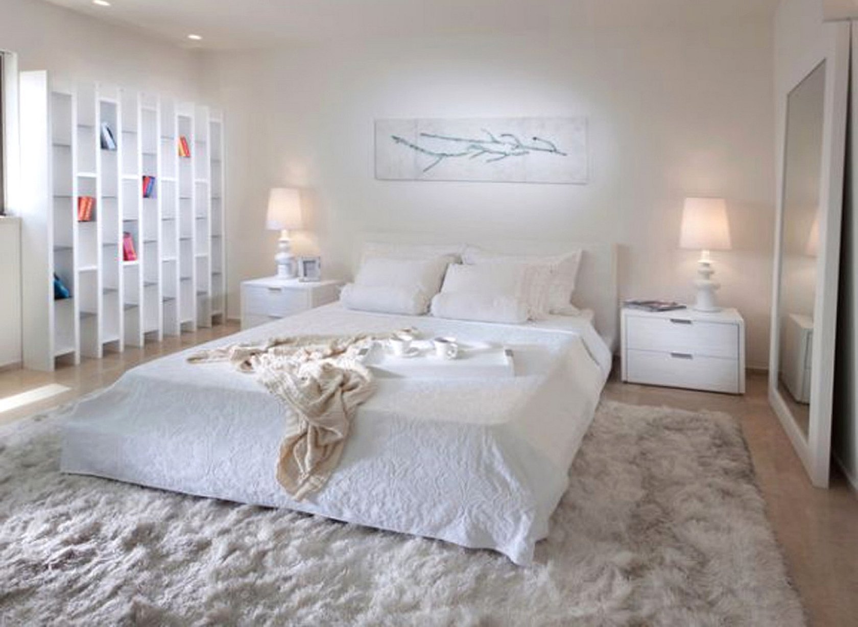 Белая спальня с белой мебелью в современном стиле