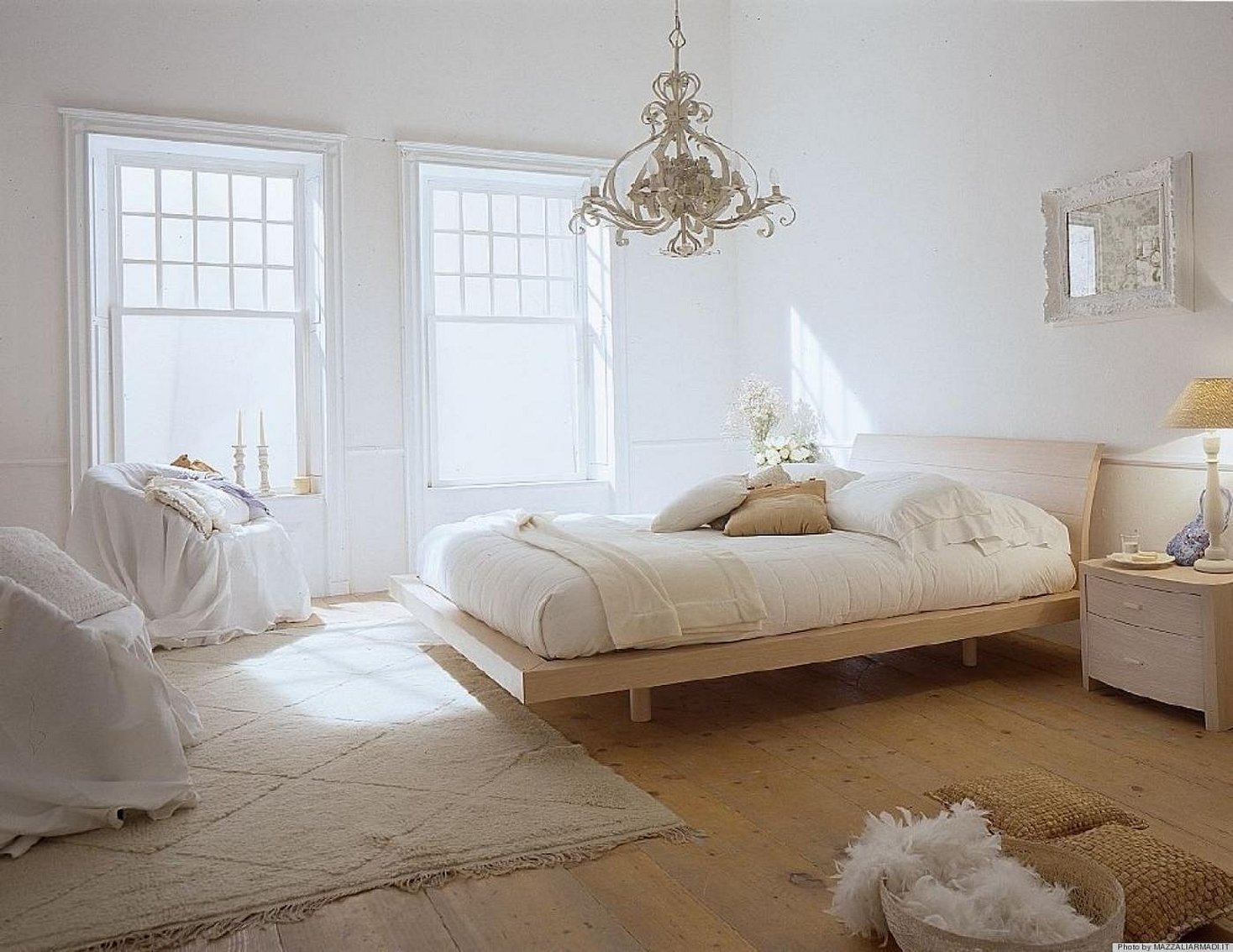Декор спальни в светлых тонах в стиле икеа
