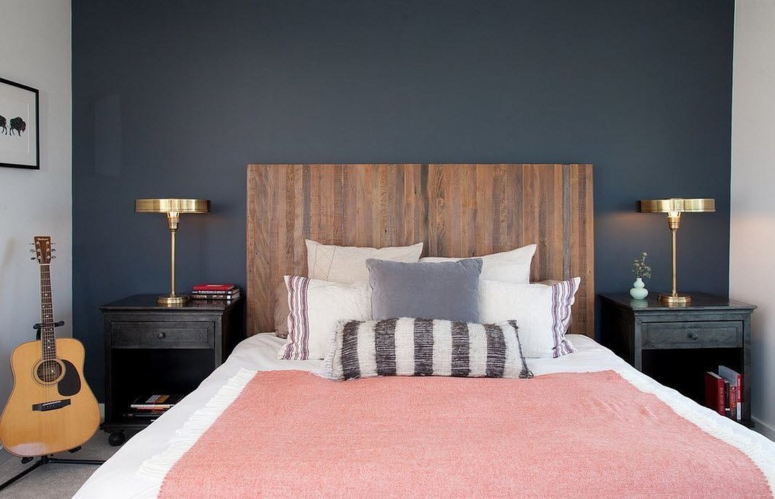 Кровать в спальню с деревянным изголовьем