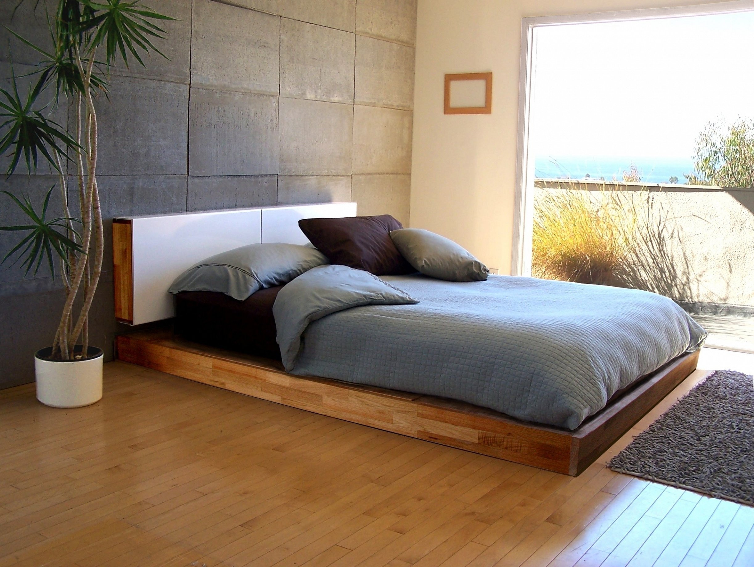 Кровать деревянная в стиле футон