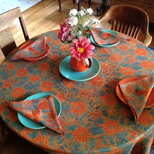 Сервировка стола с яркой цветной скатертью