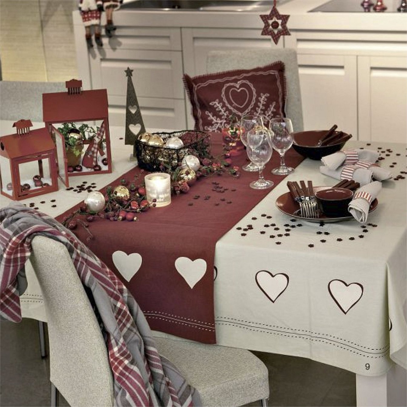 Сервировка новогоднего стола с красной скатертью