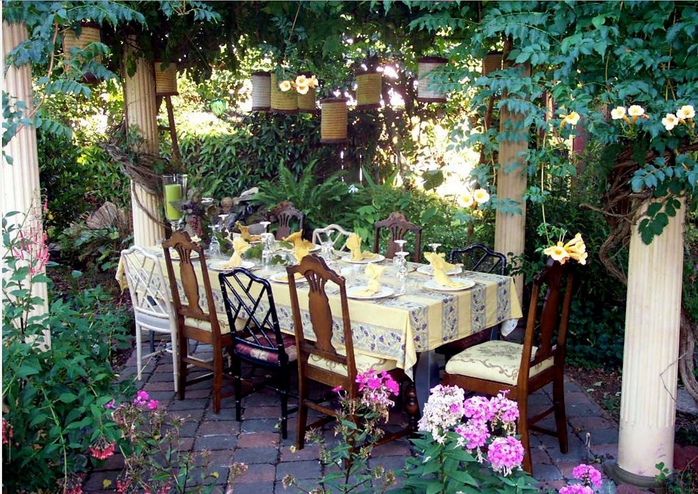 Уютный уголок сада для чаепития