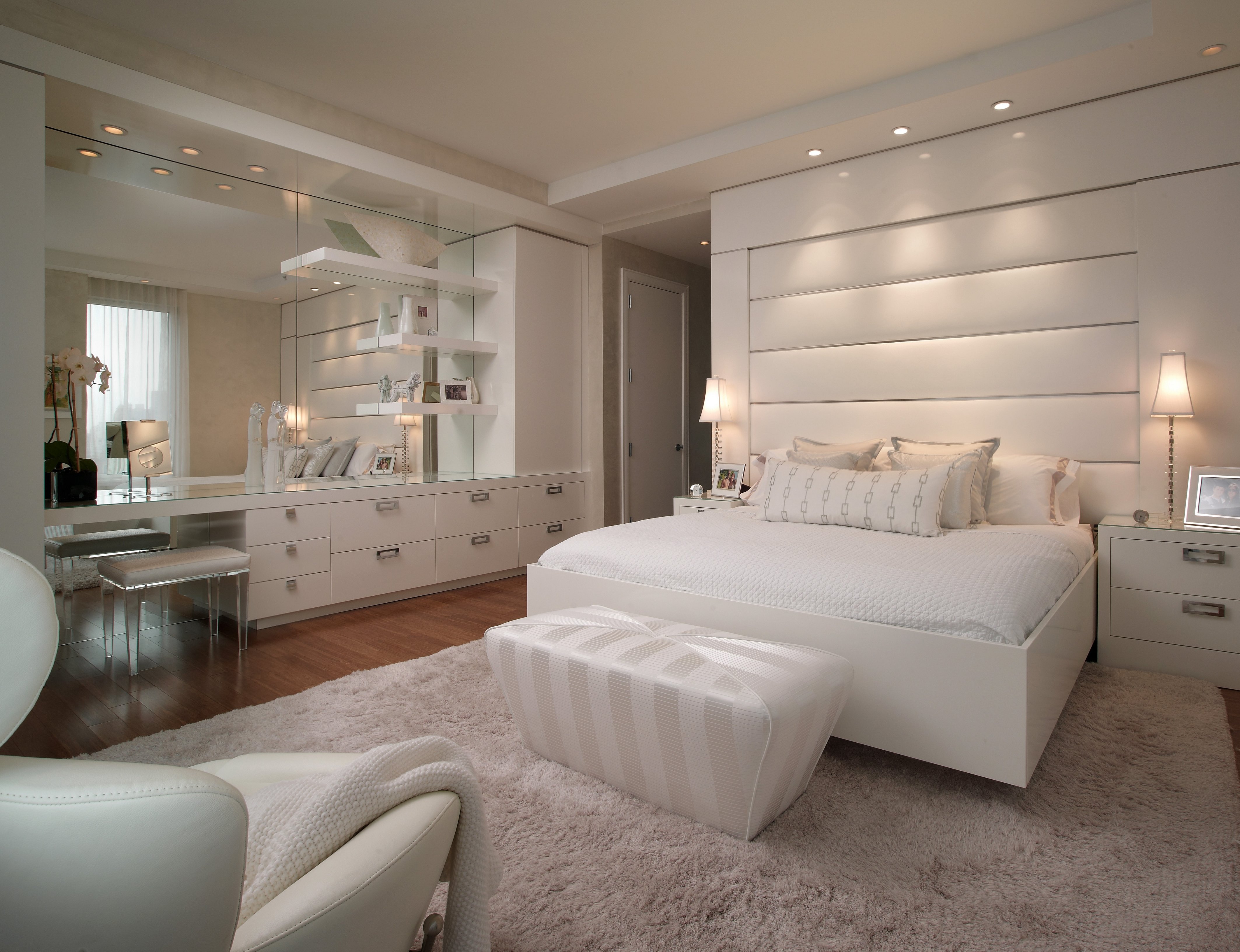 Интерьер белой спальни в современном стиле