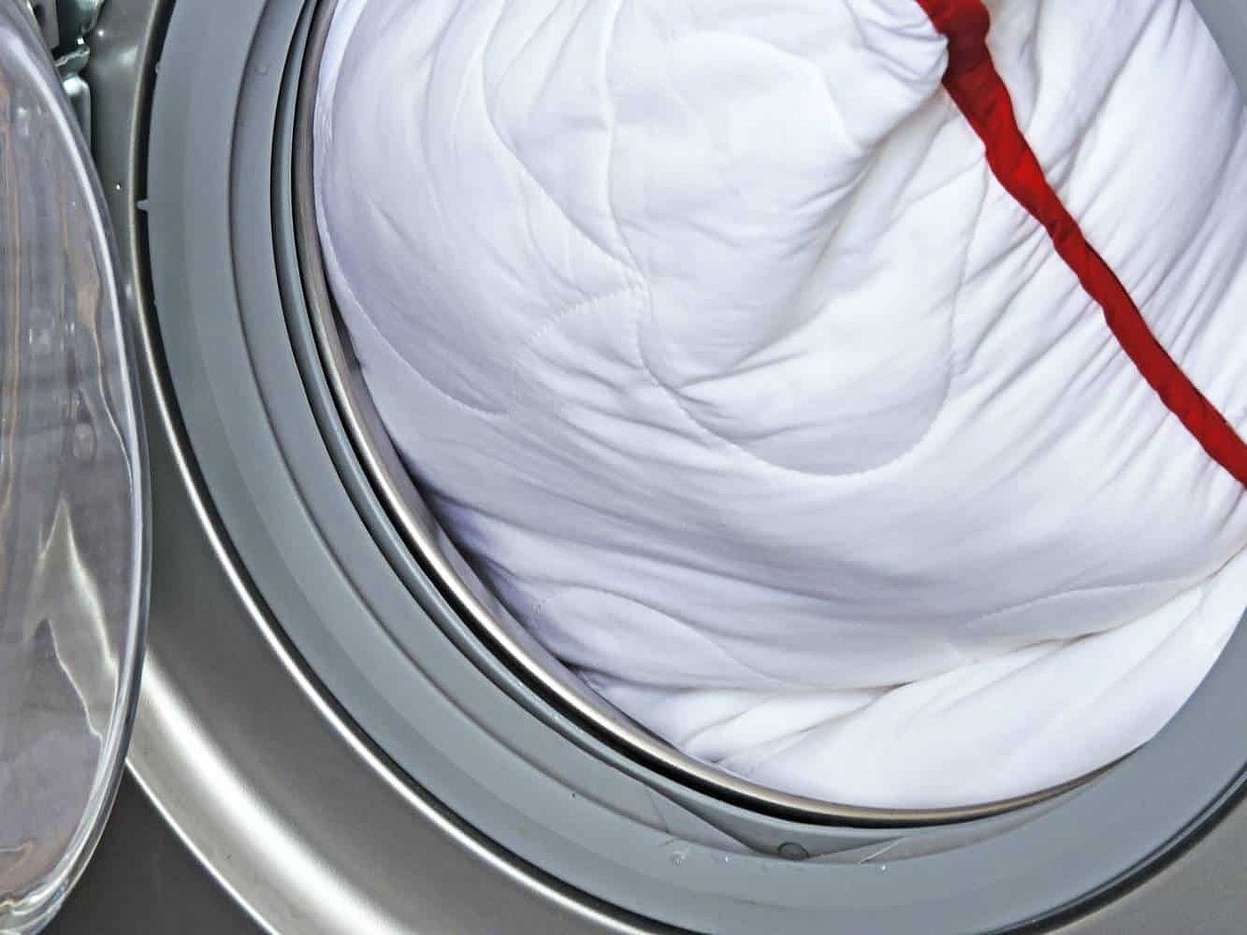 Можно стирать подушки в стиральной машине автомат. Одеяло в стиральной машине. Стирка подушек в стиральной машине. Стирка перьевых подушек в стиральной машине. Подушки для стиральной машины.