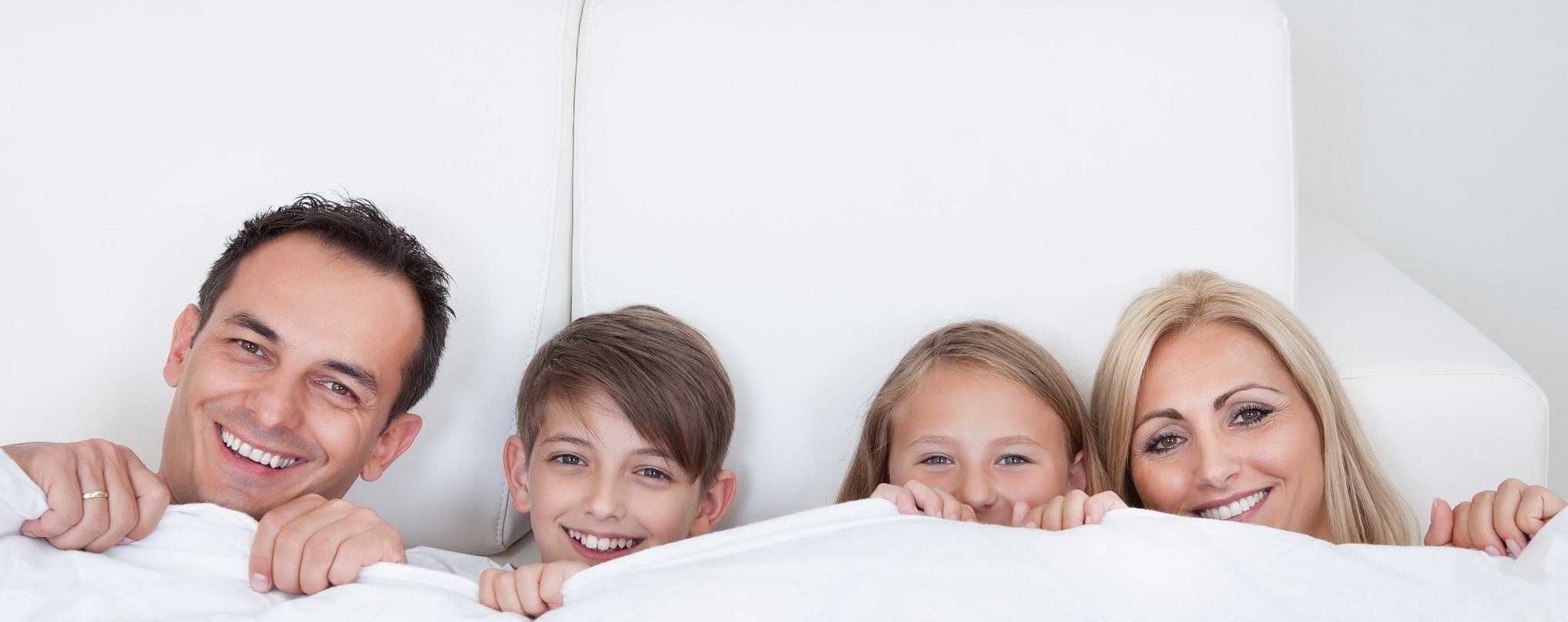 Счастливая семья в подушках семья