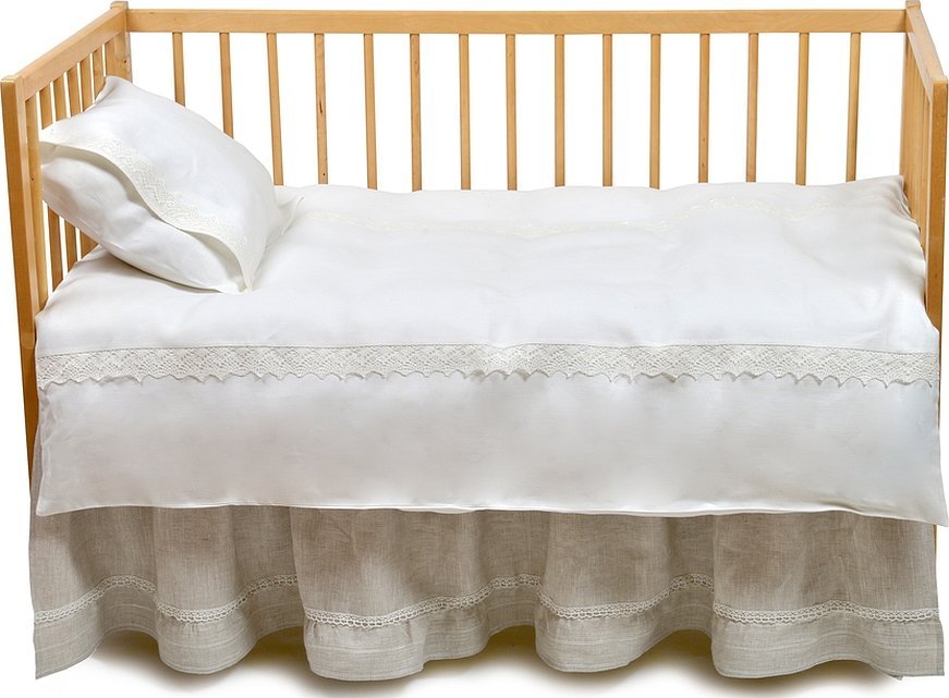Кроватка на белом фоне