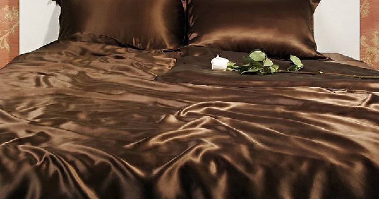 Шелковое постельное белье шоколадного цвета