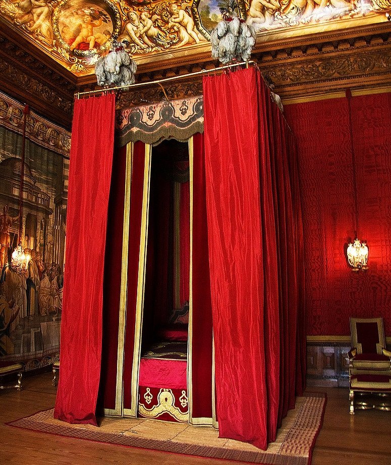 Королевская спальня версальского дворца