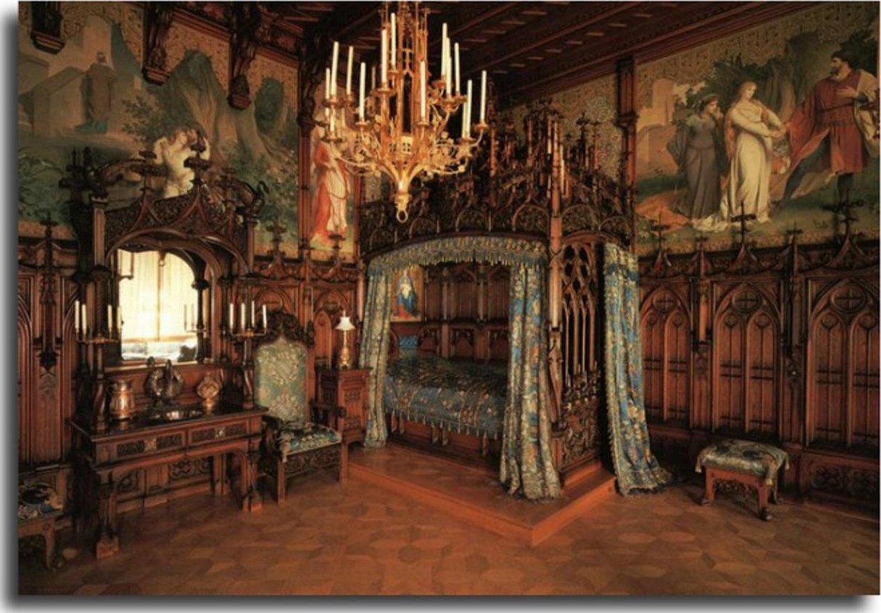 Внутри буда. Спальня Людвига II замок Нойшванштайн. Королевские покои Нойшванштайн. За́мок Нойшванштайн внутреннее убранство. Замок Нойшванштайн спальня Людвига.