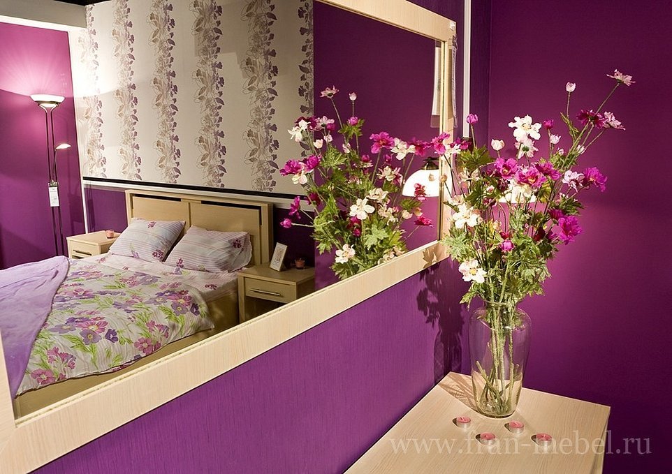Фиолетовая мебель в интерьере спальни