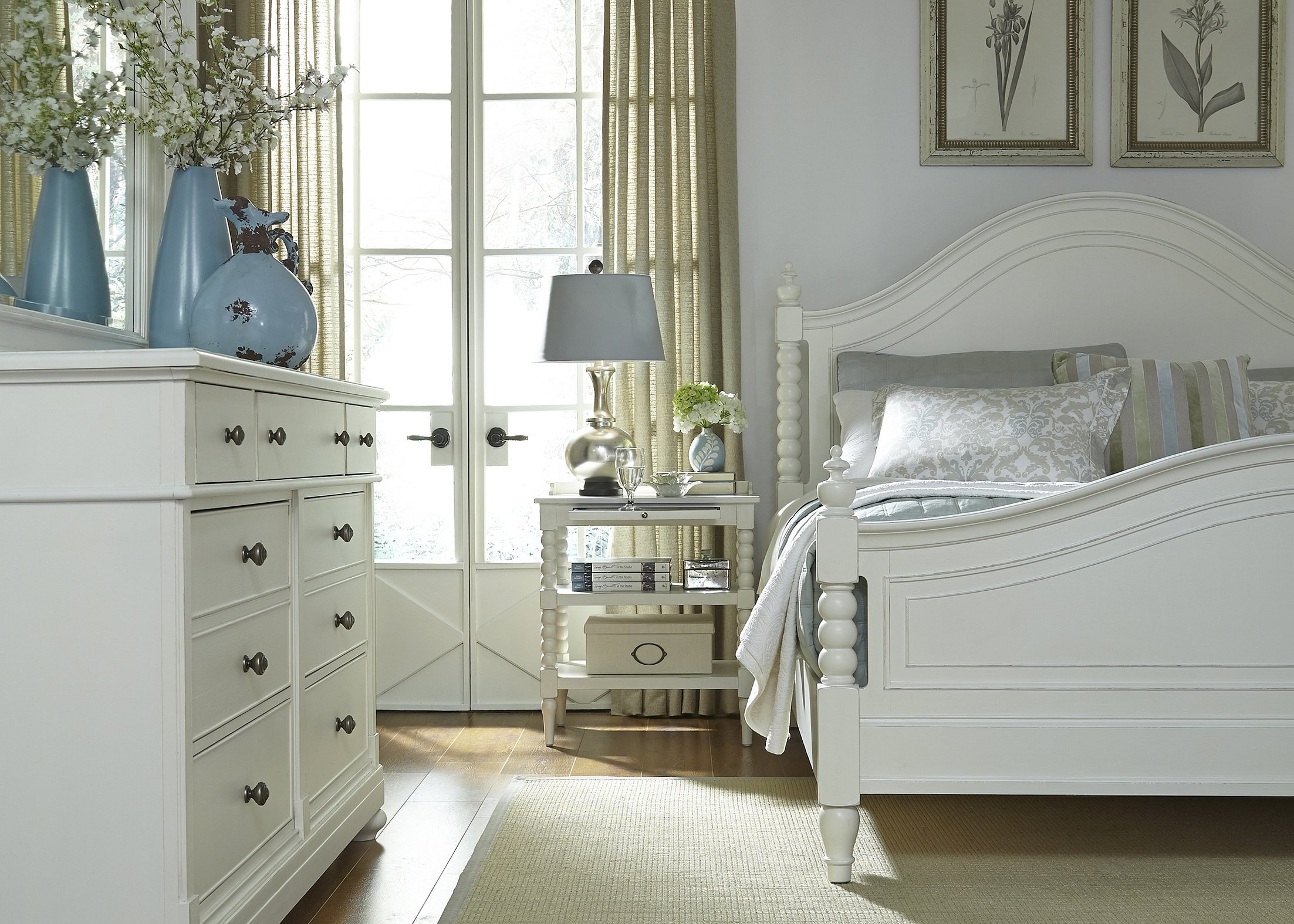 Зеленая спальня с белой мебелью в стиле прованс
