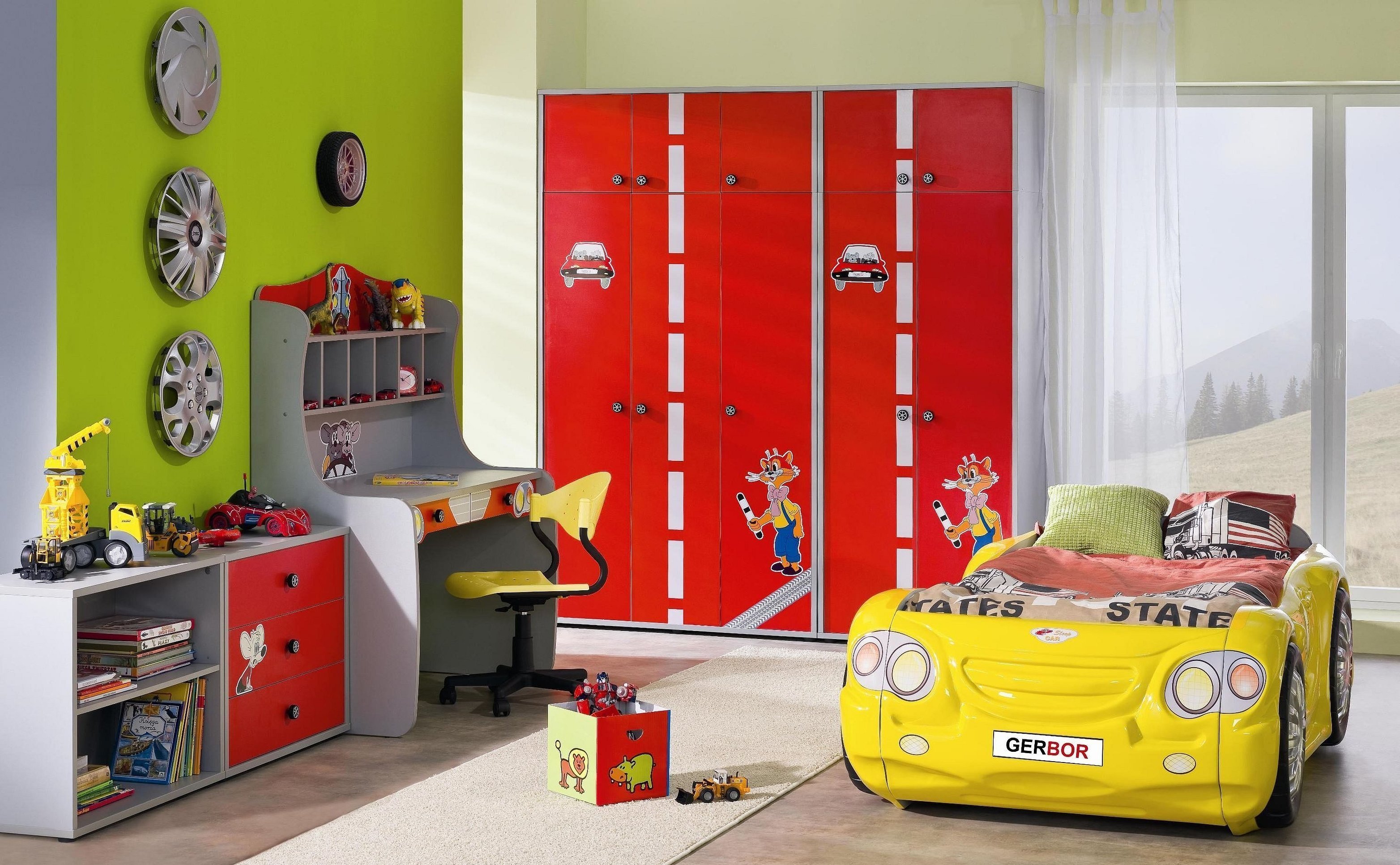 Детская мебель в комнату красная машина