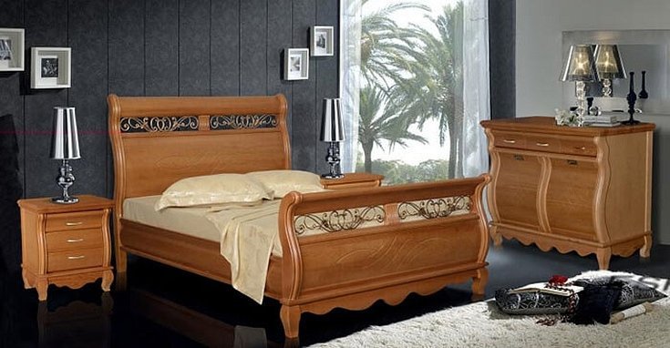 Деревянная кровать из массива