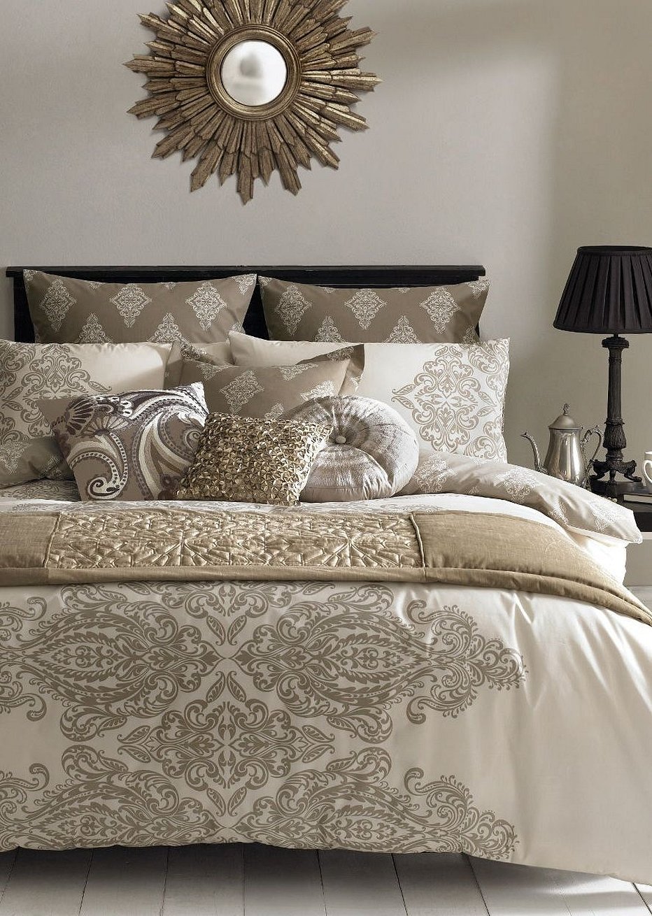 Постельное белье стиле дамаск на кровати