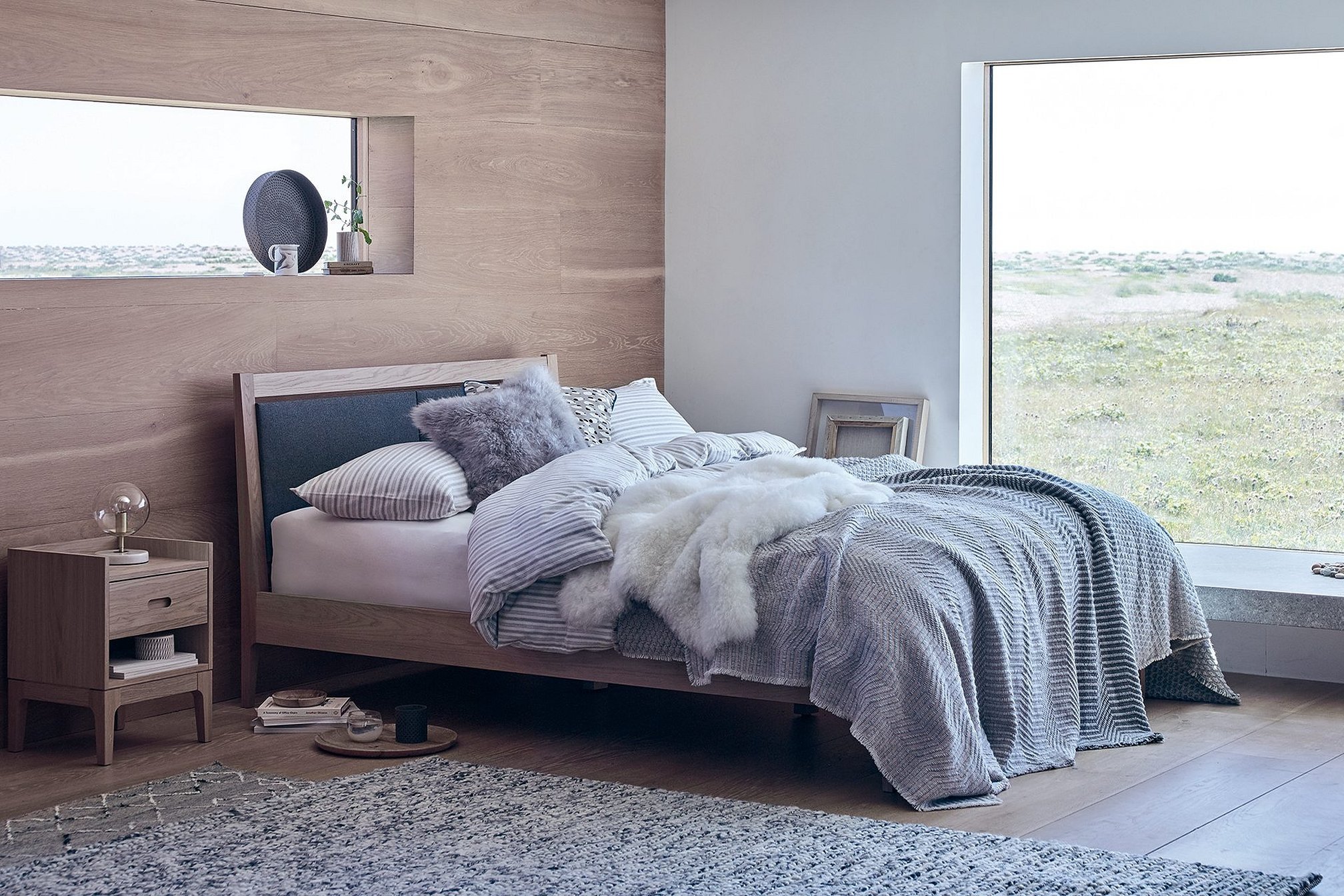 Двуспальная кровать в скандинавском стиле