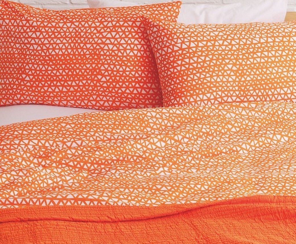 Вязаная оранжевая декоративная подушка