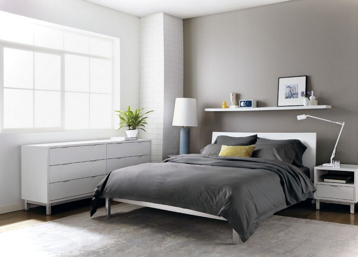 Спальня в серых тонах с белой мебелью