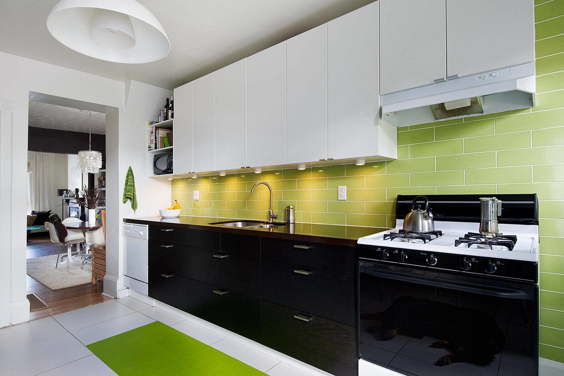 Кухни верх дизайн. Черно белая кухня. Белые кухни. Кухня в бело зеленом цвете. Бело черная кухня.
