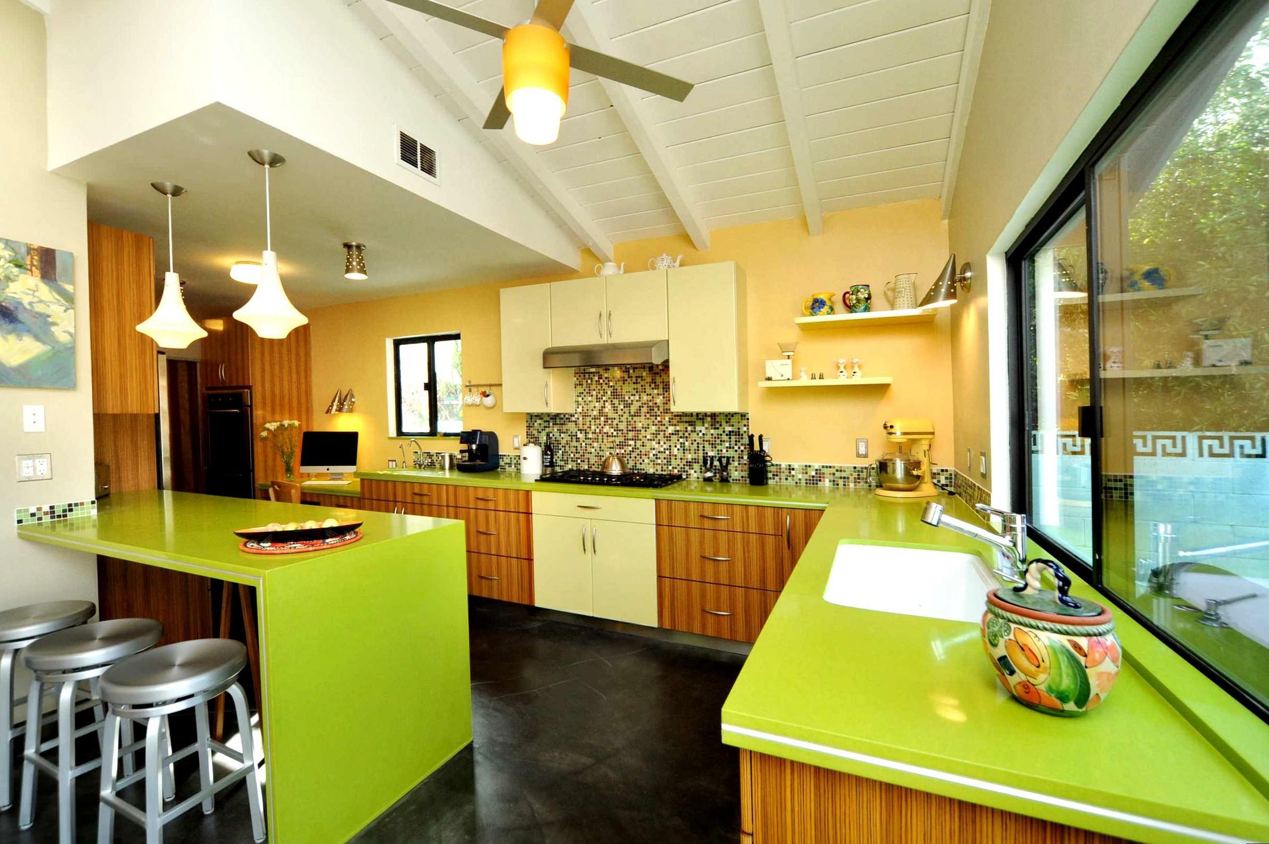 Желто зеленая кухня. Кухня в зеленых тонах. Кухня с зелеными стенами. Кухня салатового цвета в интерьере. Желтые стены на кухне.