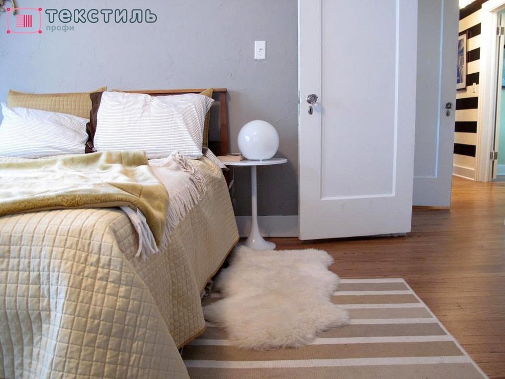 Интерьер спальни с белым ковром
