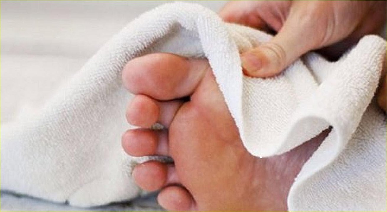 Ножки младенца в белом полотенце
