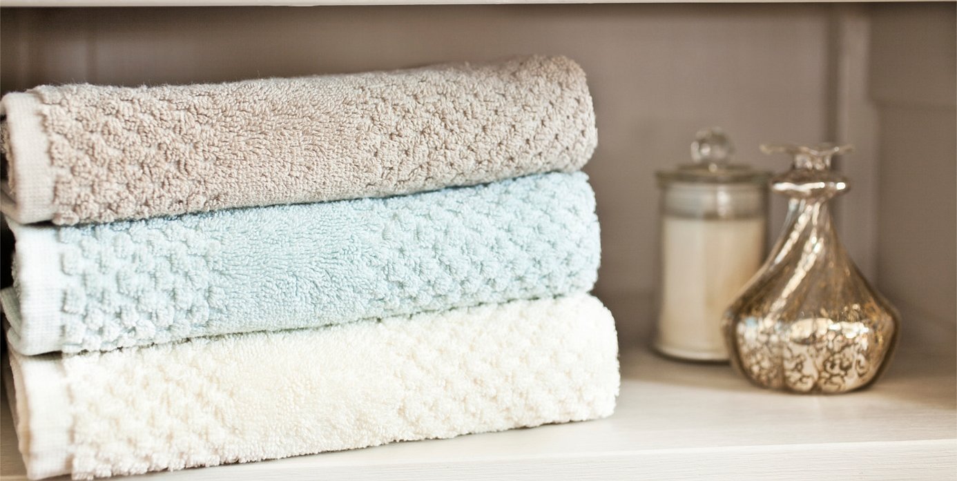 Полотенца становятся жесткими. Полотенце махровое. Махровая ткань для полотенец. Махровое полотенце в ванне. Красивые махровые полотенца.