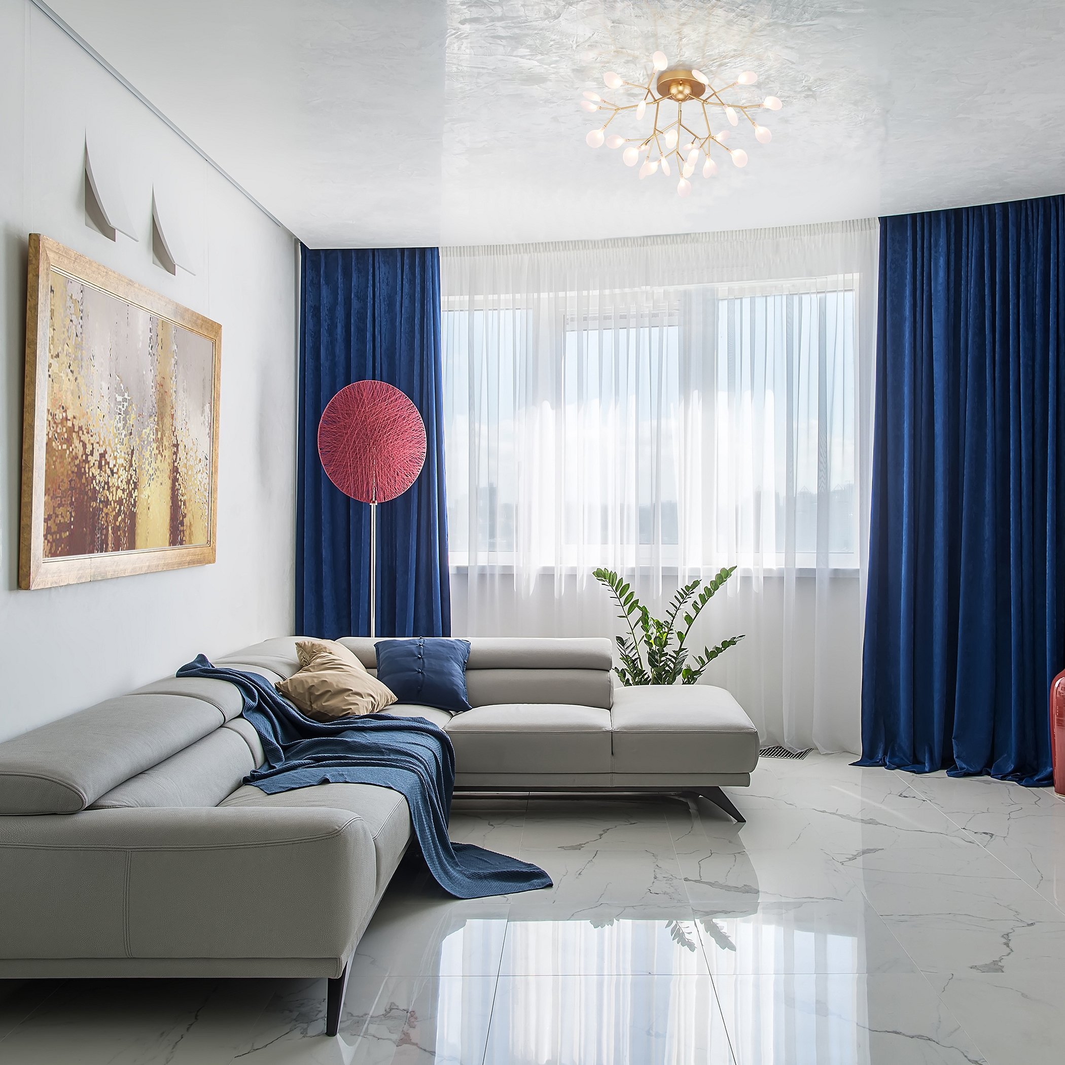 Серо-синие шторы в интерьере гостиной