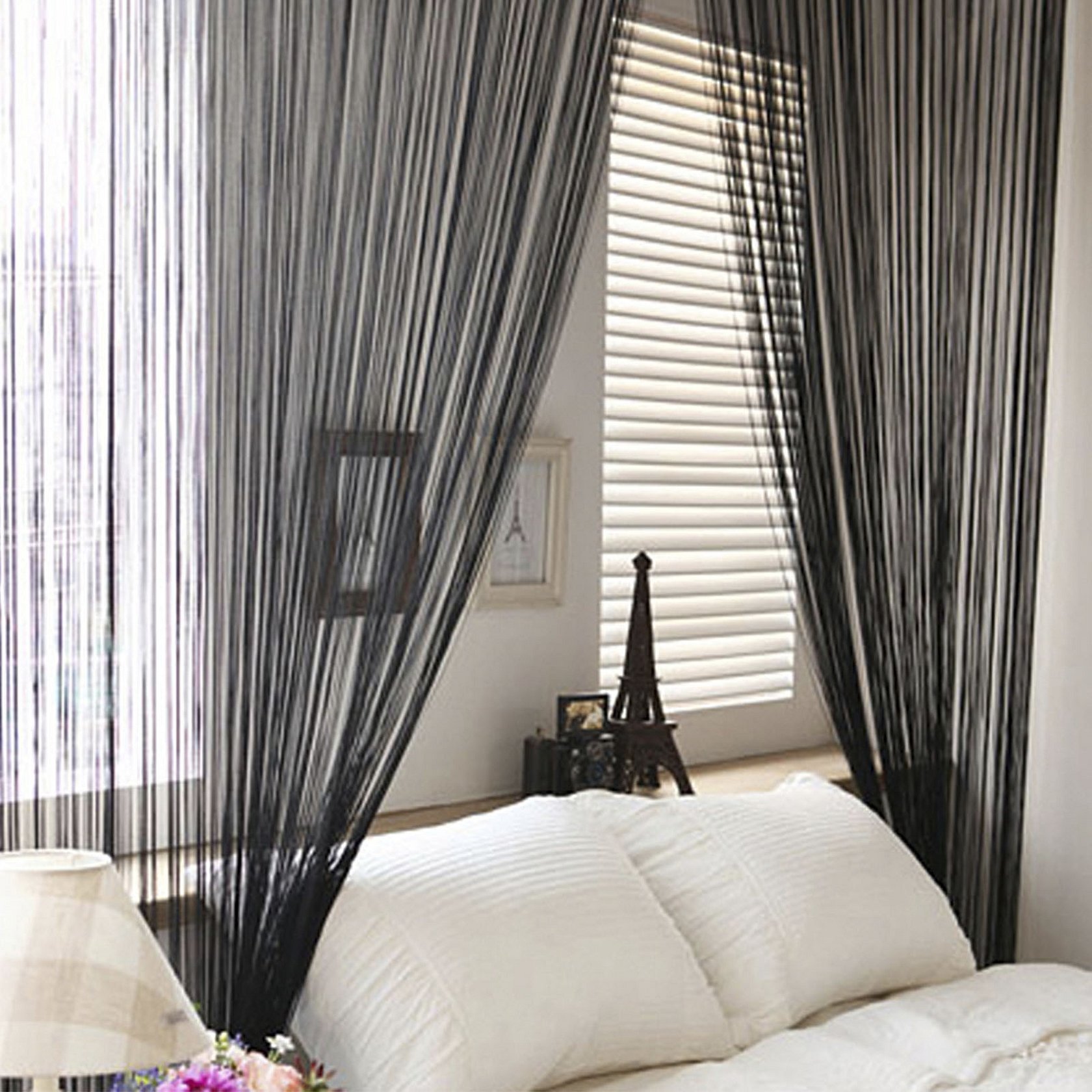 Нитяные черно белые шторы в интерьере спальни