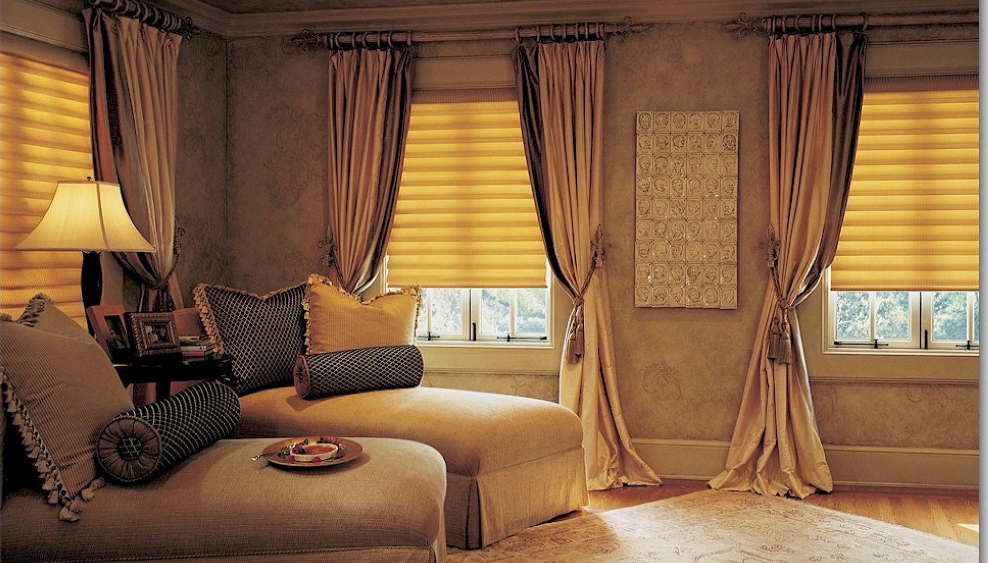 Золотые шторы в интерьере гостиной