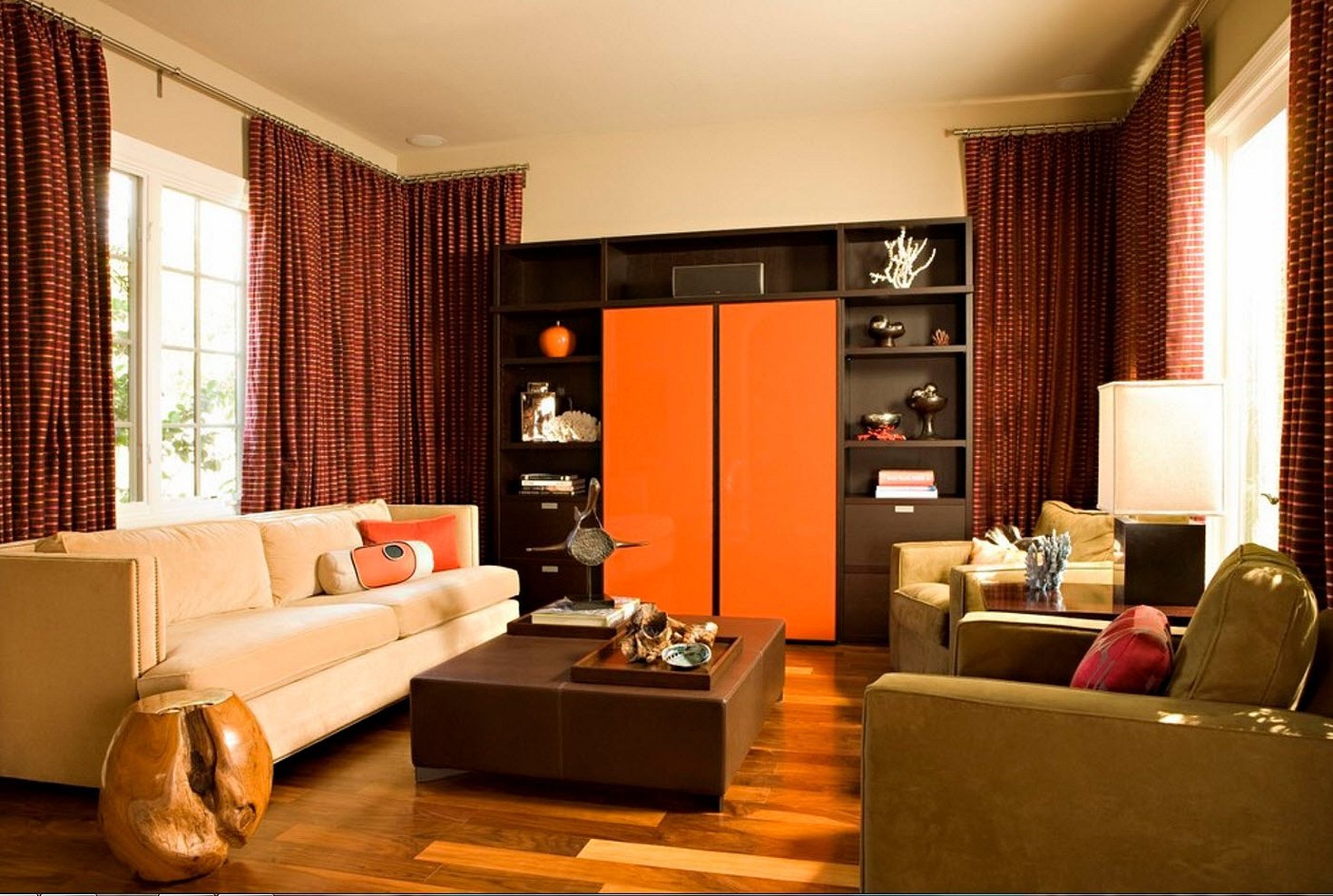 Оранжевые шторы в интерьере гостиной