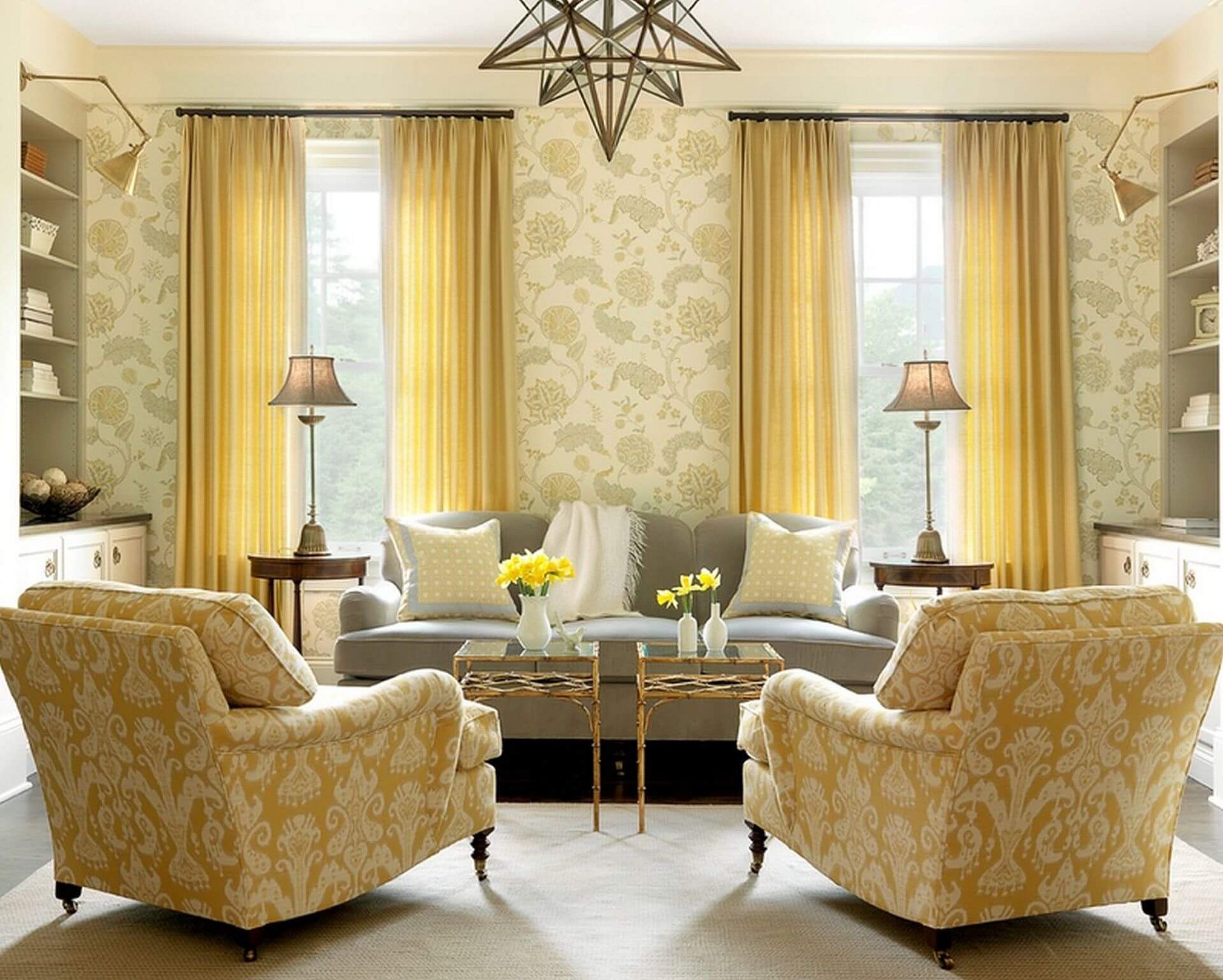 Жёлтые шторы в интерьере гостиной
