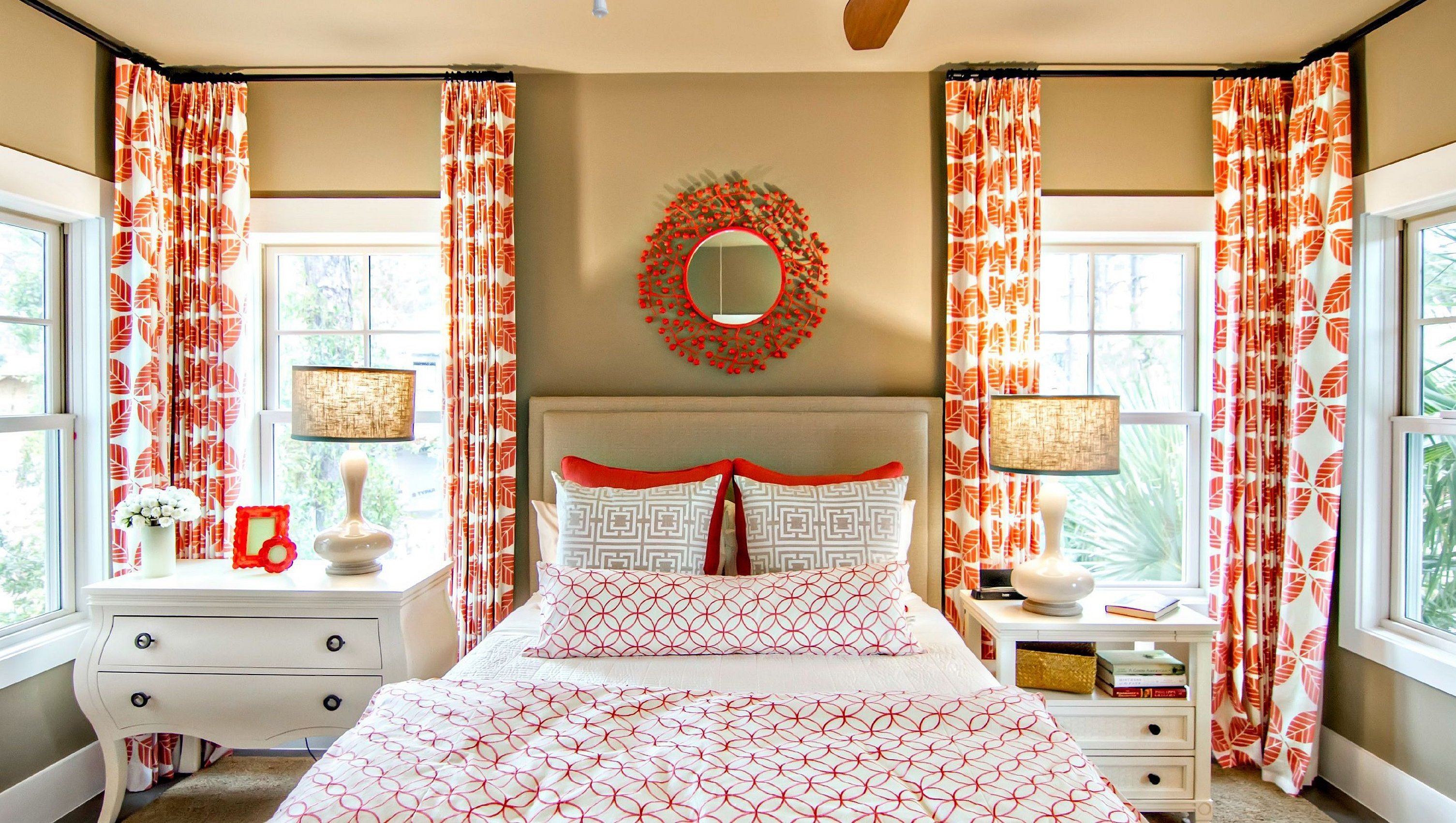 Красный текстиль в интерьере спальни