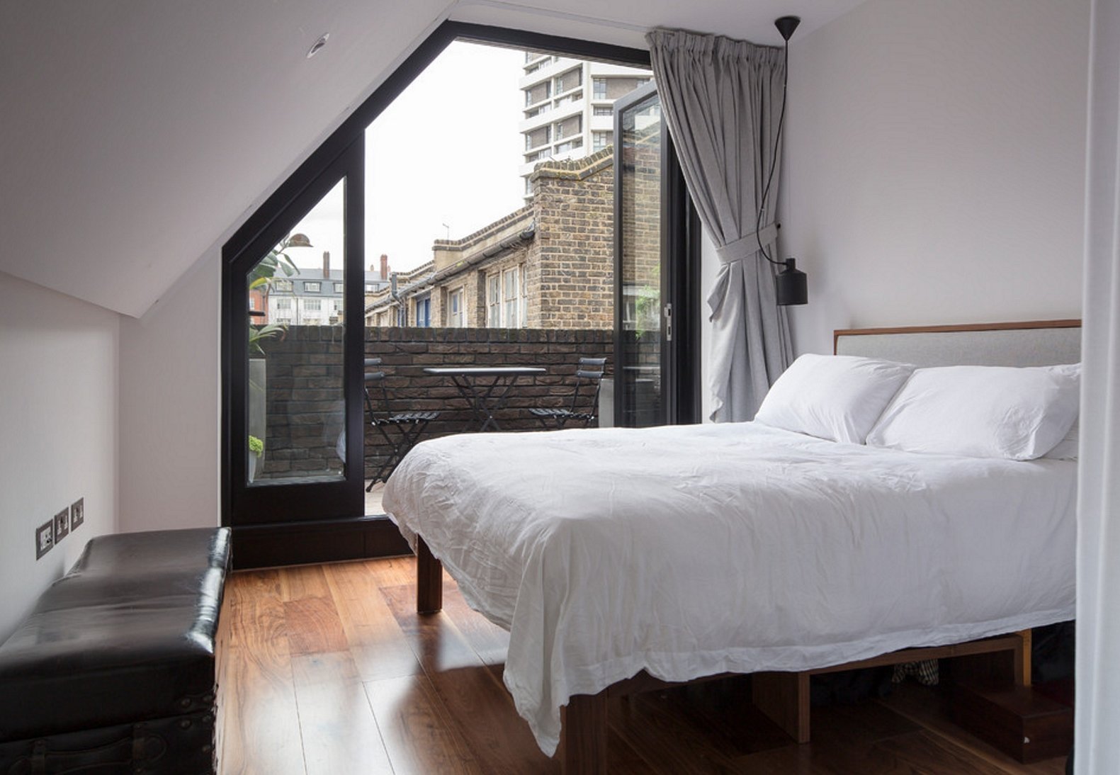 Небольшая спальня в стиле лофт с балконом