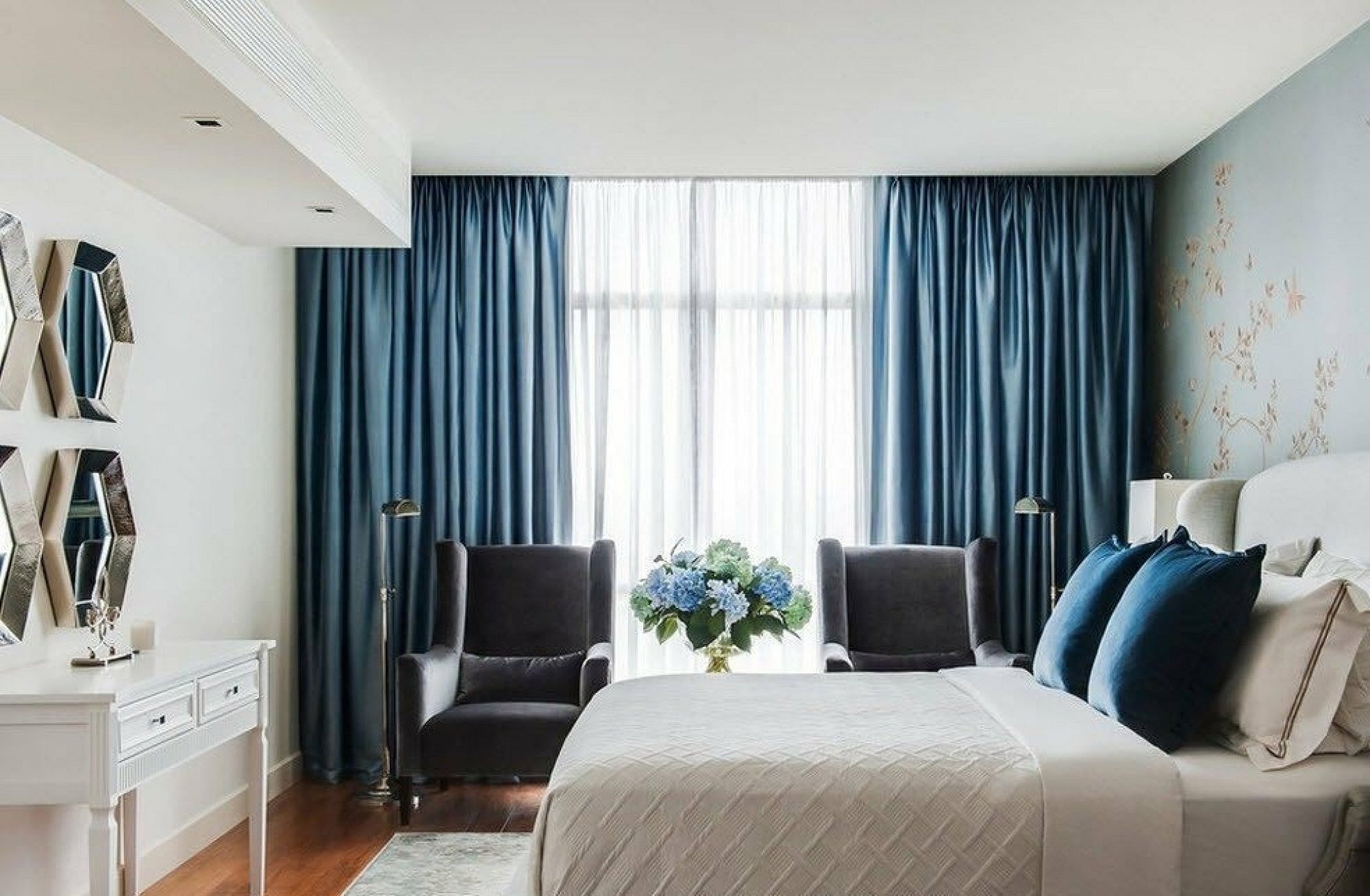 Синие шторы в спальню в современном стиле в доме