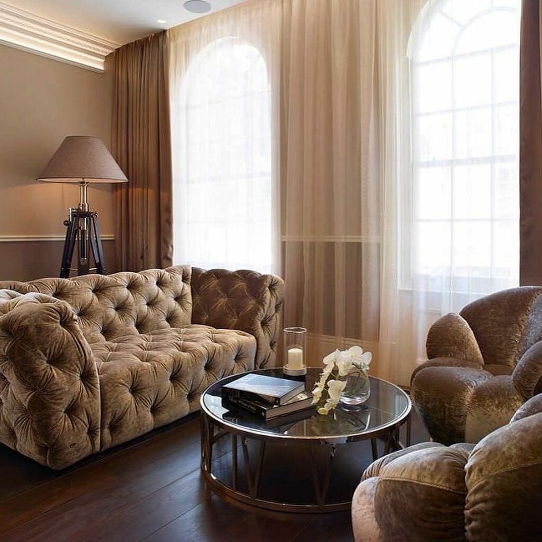 Кофейные диваны. Шоколадный диван в интерьере. Шторы к коричневой мебели. Коричневый диван в интерьере гостиной. Шторы к коричневому дивану.
