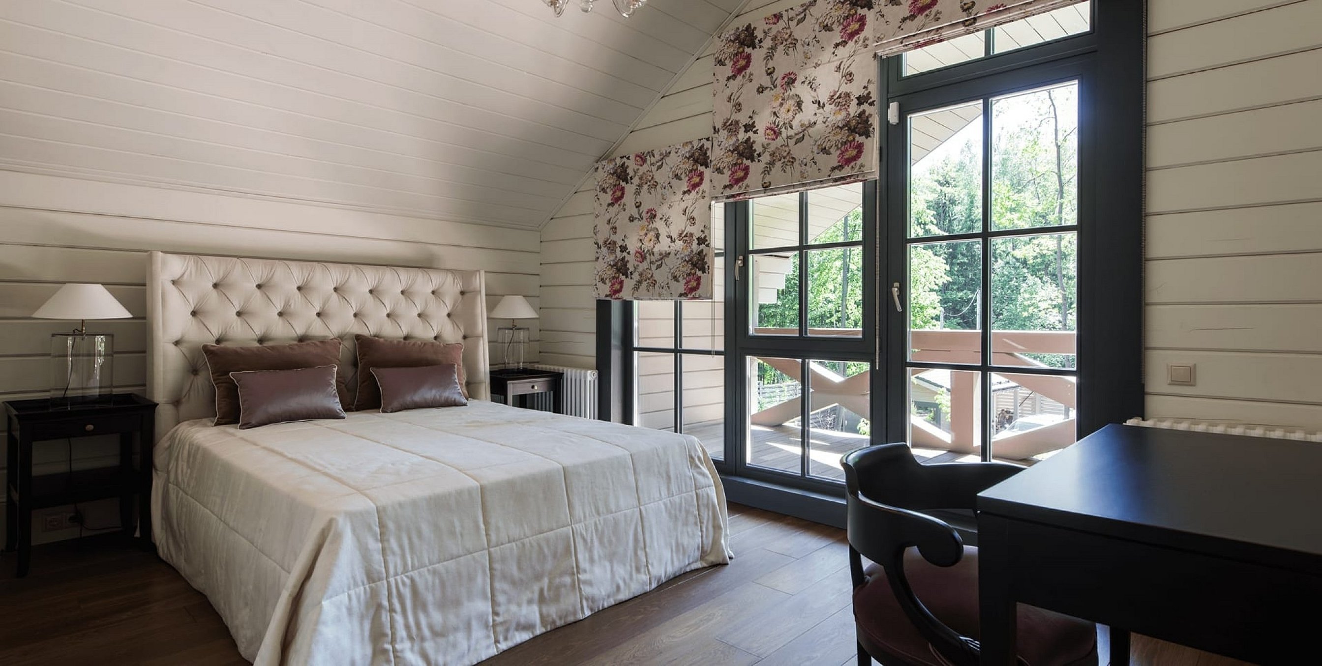Интерьер спальни в деревянном доме в стиле прованс