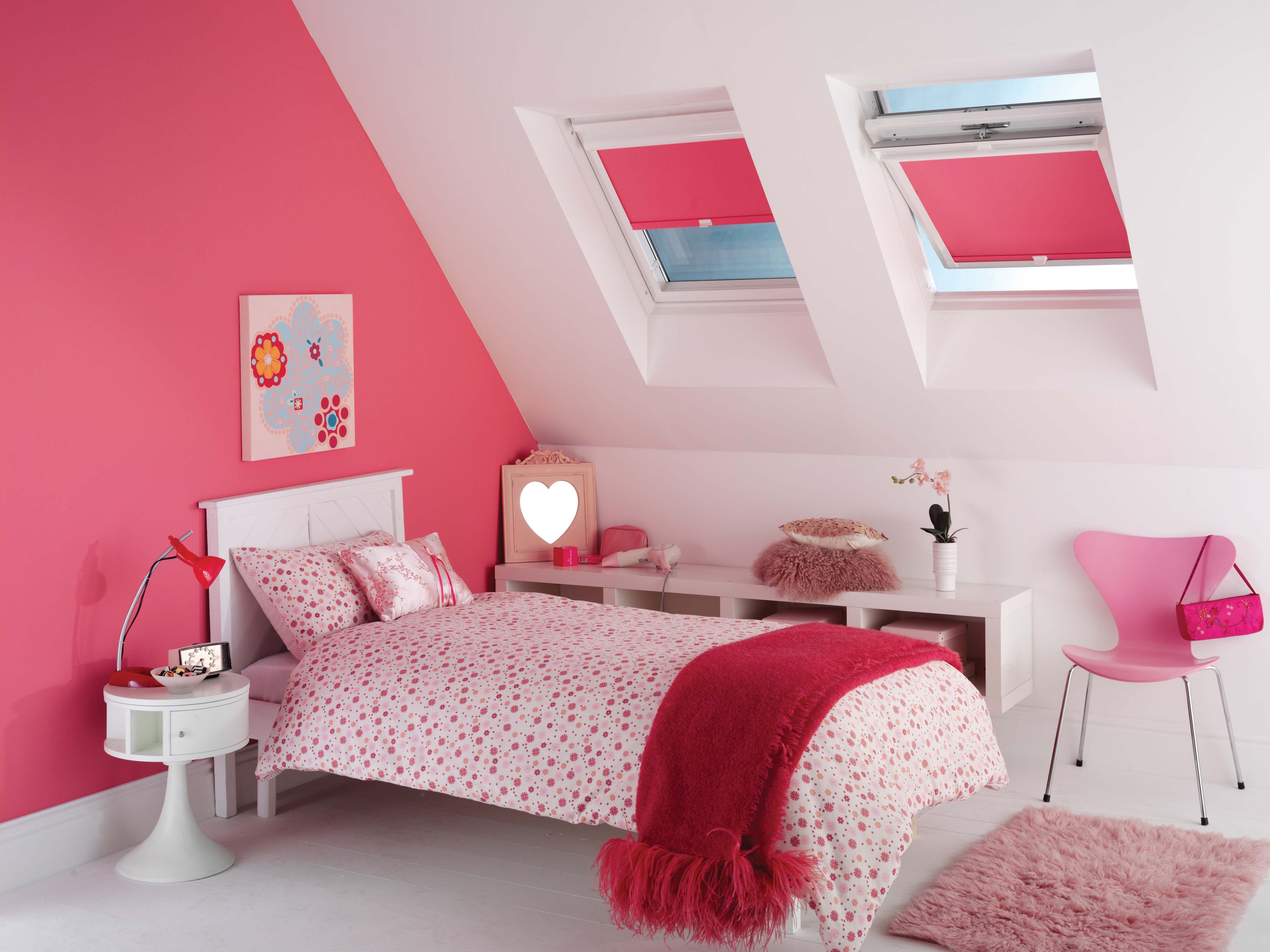 Розовая комната для девочки с мансардным окном